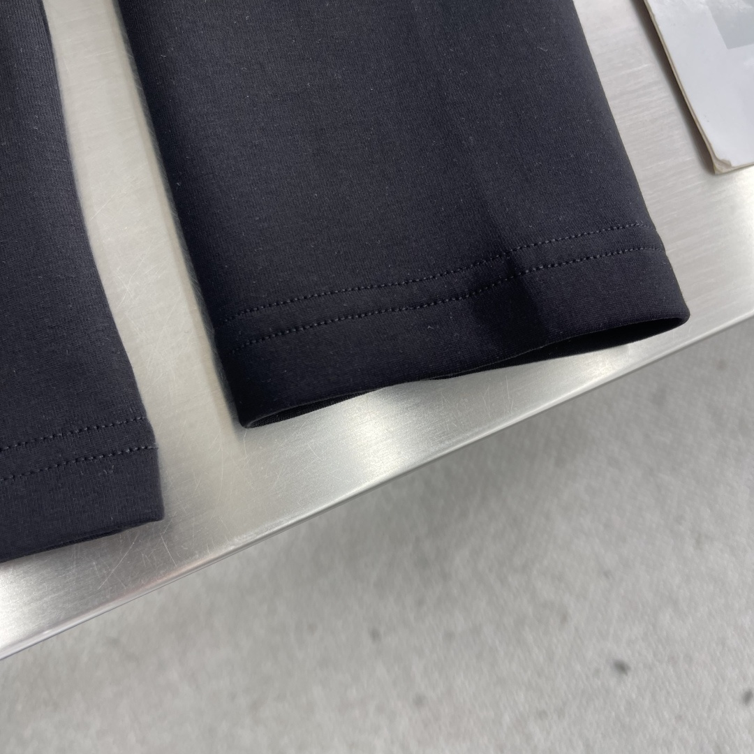 -PRAD 2025秋冬新款时尚休闲打底衫长袖T恤。精选进口高密度双面拉架棉面料，精致原版logo打造，