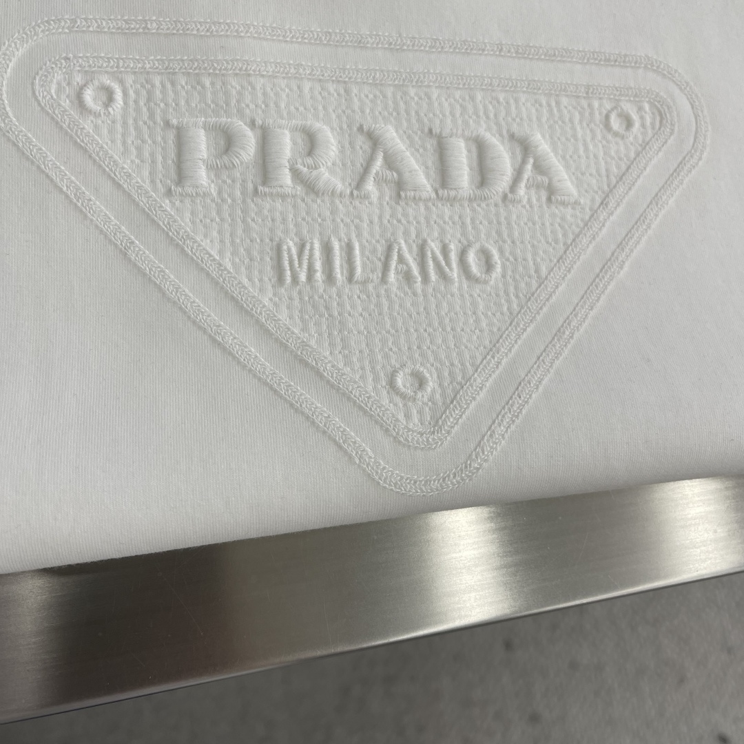 -PRAD 2025秋冬新款时尚休闲打底衫长袖T恤。精选进口高密度双面拉架棉面料，精致原版logo打造，