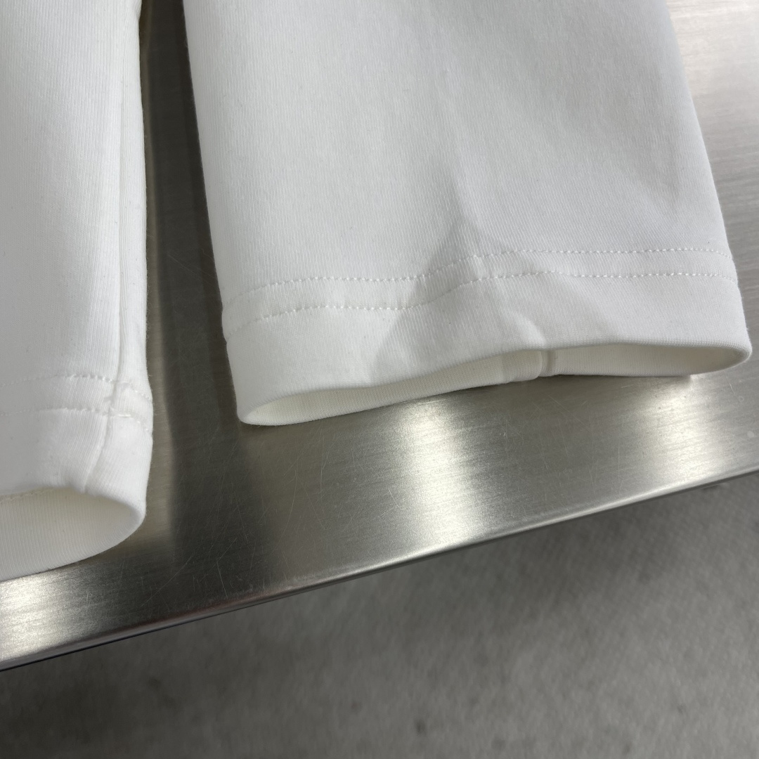 -PRAD 2025秋冬新款时尚休闲打底衫长袖T恤。精选进口高密度双面拉架棉面料，精致原版logo打造，