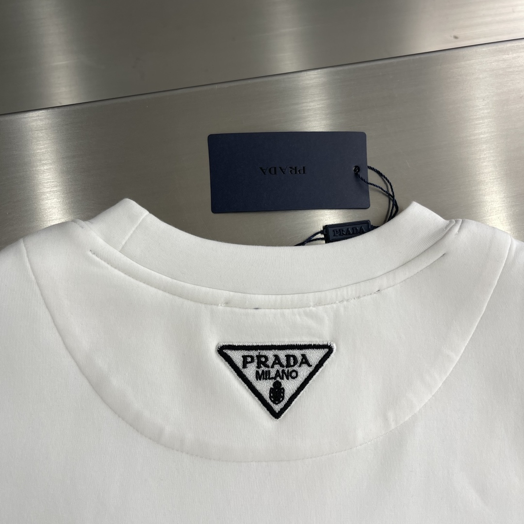 -PRAD 2025秋冬新款时尚休闲打底衫长袖T恤。精选进口高密度双面拉架棉面料，精致原版logo打造，