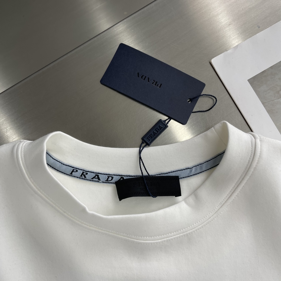 -PRAD 2025秋冬新款时尚休闲打底衫长袖T恤。精选进口高密度双面拉架棉面料，精致原版logo打造，