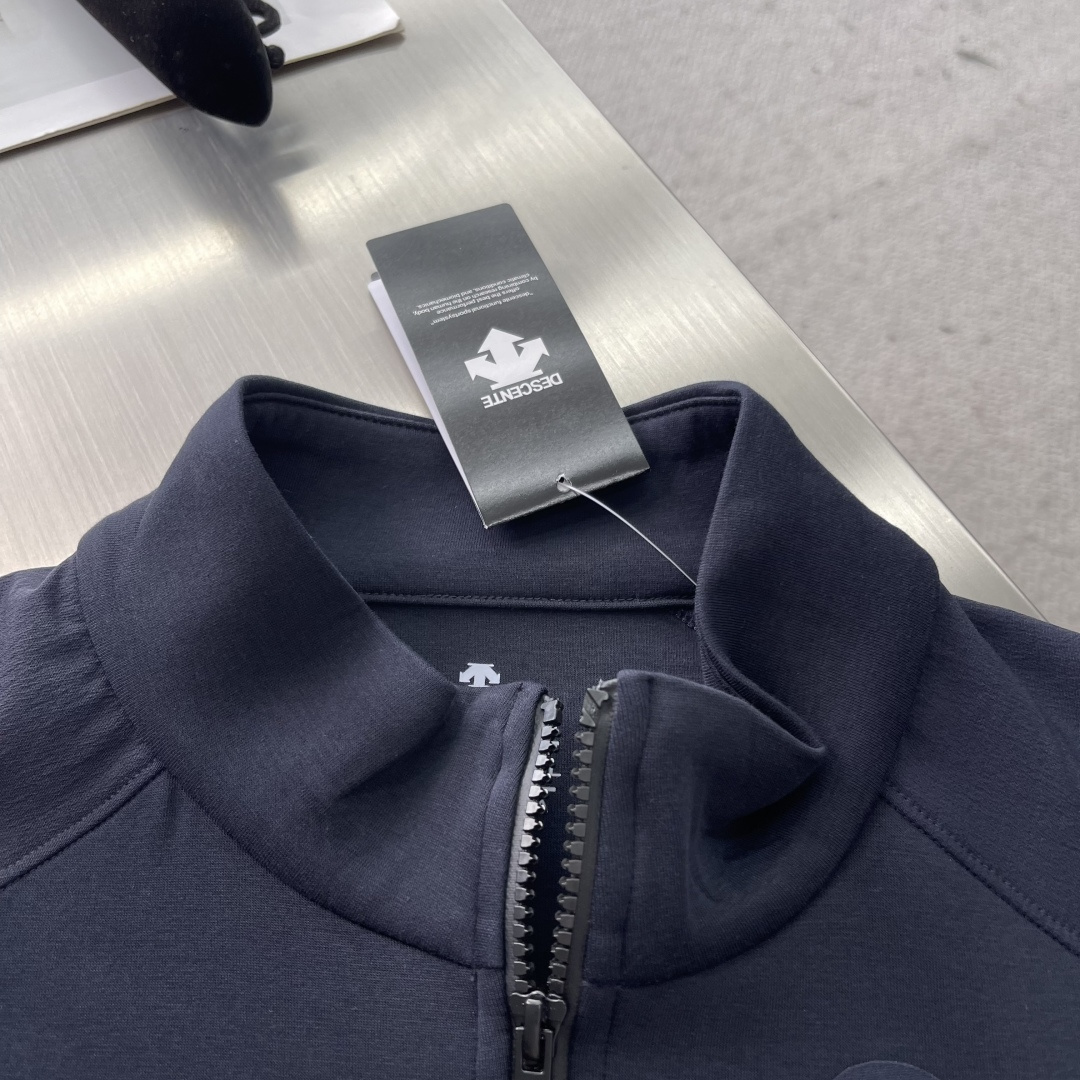 -迪桑特 25fw男士秋季夹克外套，以专业户外机能设计融合都市穿搭美学，成为秋日必备单品。面料采用斐乐棉