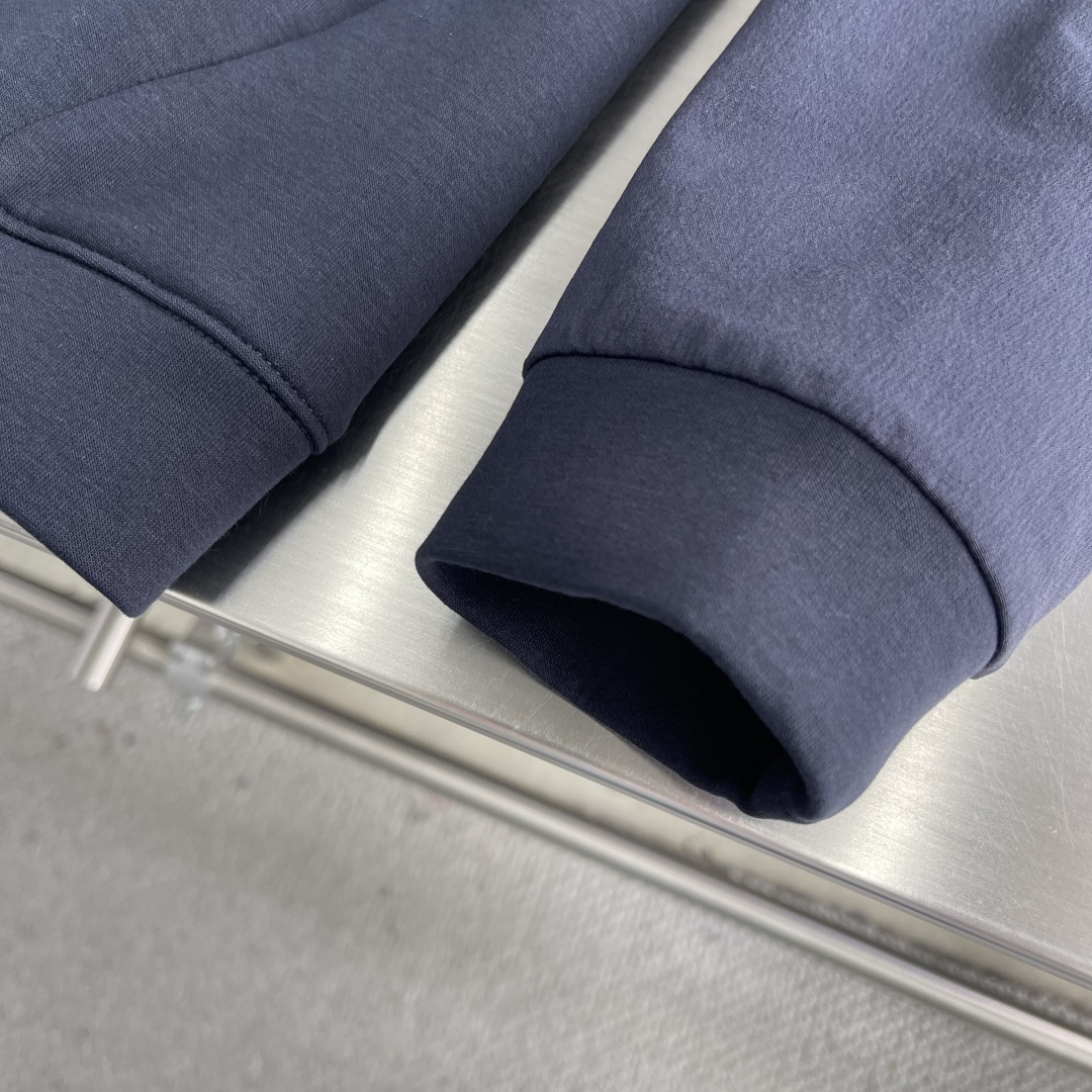 -迪桑特 25fw男士秋季夹克外套，以专业户外机能设计融合都市穿搭美学，成为秋日必备单品。面料采用斐乐棉