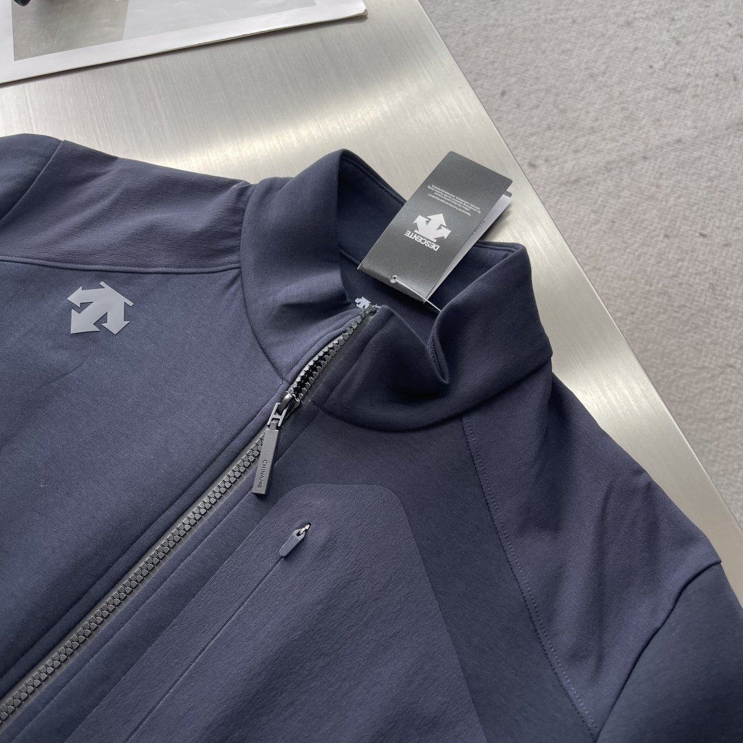 -迪桑特 25fw男士秋季夹克外套，以专业户外机能设计融合都市穿搭美学，成为秋日必备单品。面料采用斐乐棉