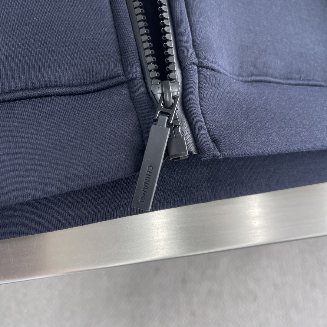 -迪桑特 25fw男士秋季夹克外套，以专业户外机能设计融合都市穿搭美学，成为秋日必备单品。面料采用斐乐棉