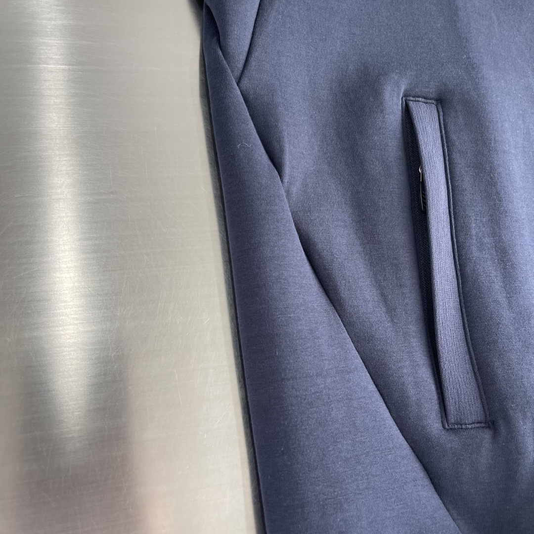 -迪桑特 25fw男士秋季夹克外套，以专业户外机能设计融合都市穿搭美学，成为秋日必备单品。面料采用斐乐棉