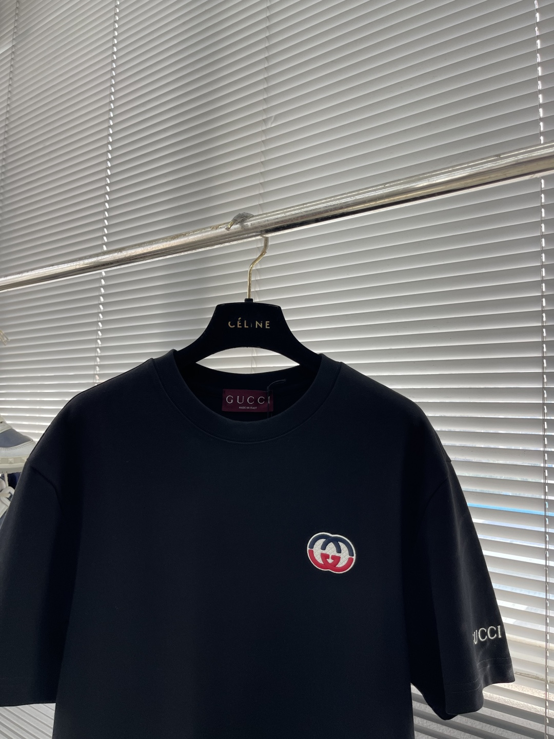 -GUCC 25fw新款圆领刺绣短袖T恤打底衫 元素性的Logo徽章凸显休闲时尚魅力,依然独领时尚风骚.