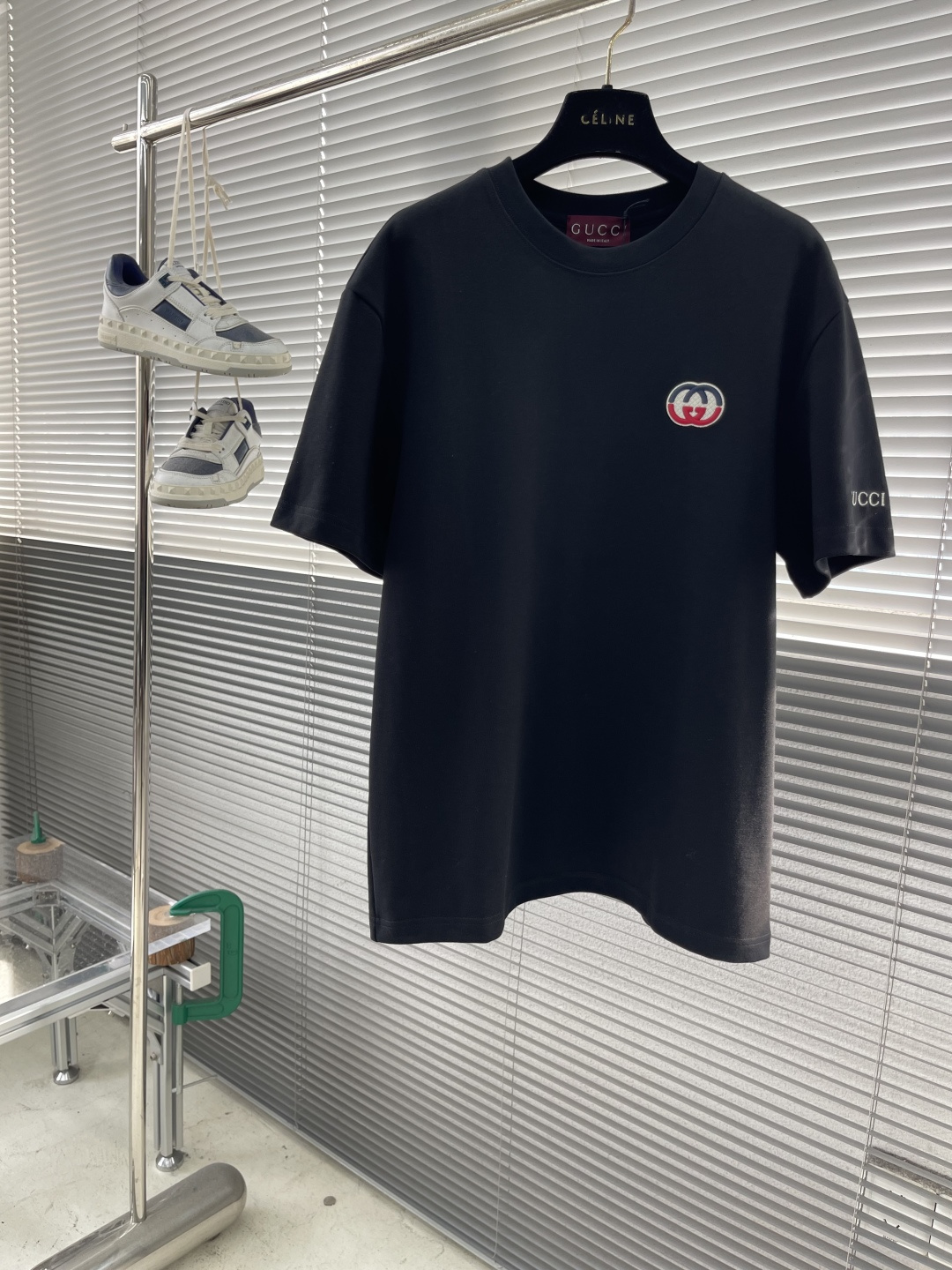 -GUCC 25fw新款圆领刺绣短袖T恤打底衫 元素性的Logo徽章凸显休闲时尚魅力,依然独领时尚风骚.