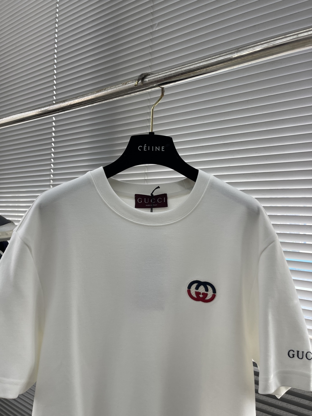 -GUCC 25fw新款圆领刺绣短袖T恤打底衫 元素性的Logo徽章凸显休闲时尚魅力,依然独领时尚风骚.