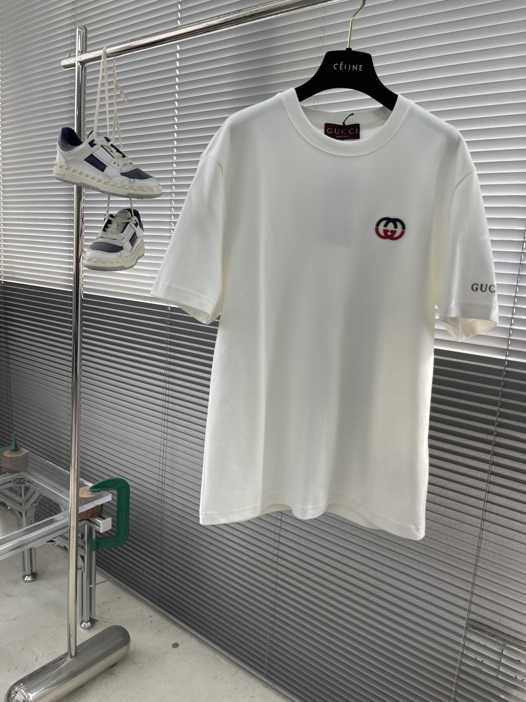 -GUCC 25fw新款圆领刺绣短袖T恤打底衫 元素性的Logo徽章凸显休闲时尚魅力,依然独领时尚风骚.