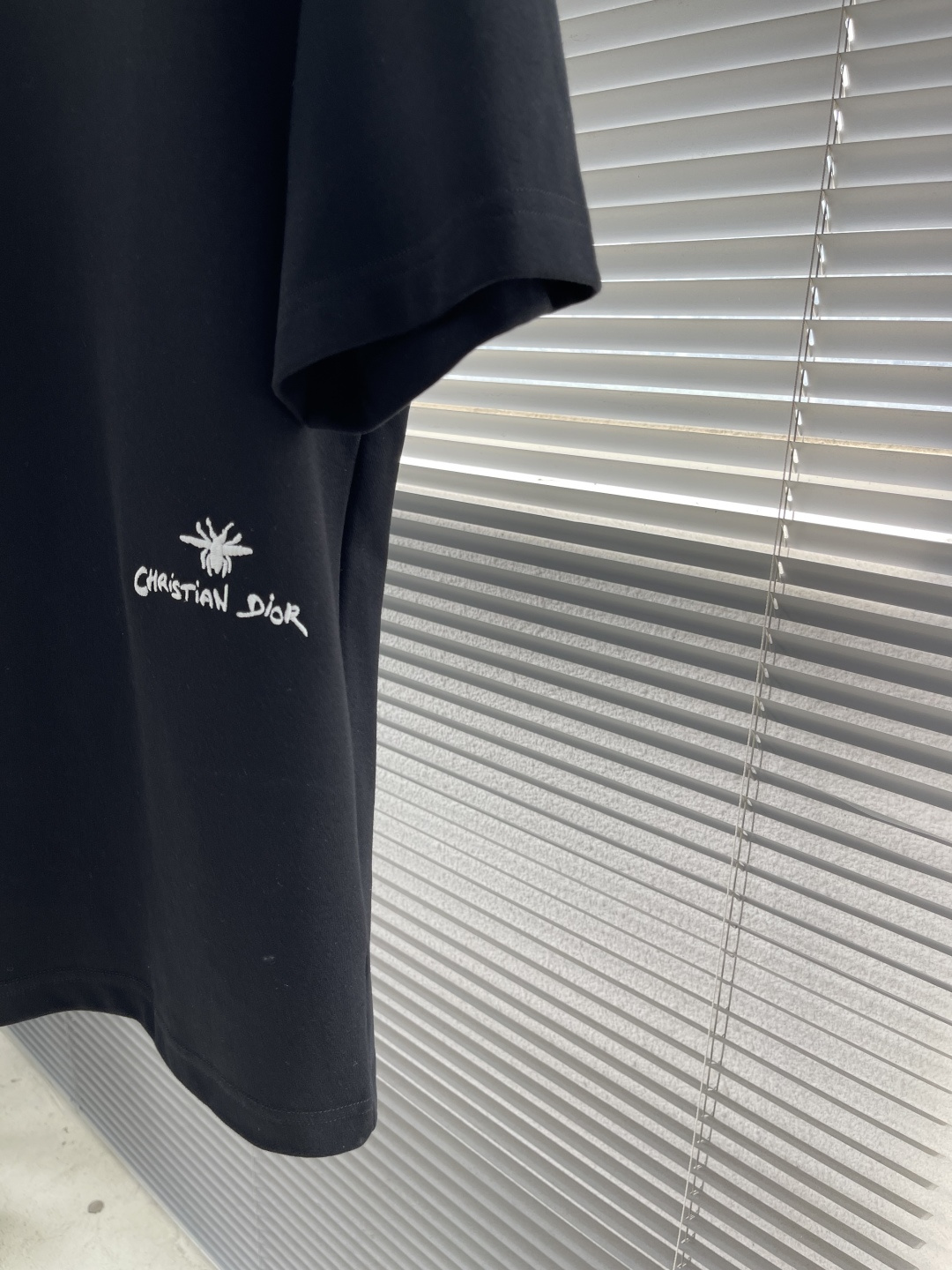 -Dio 小迪下摆蜜蜂签名刺绣纯棉短袖T恤 时髦百搭小蜜蜂经典T，小迪高级极简系列，宽松OS版型裁剪，不