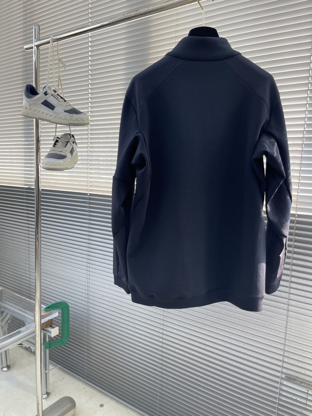 -迪桑特 25fw男士秋季夹克外套，以专业户外机能设计融合都市穿搭美学，成为秋日必备单品。面料采用斐乐棉