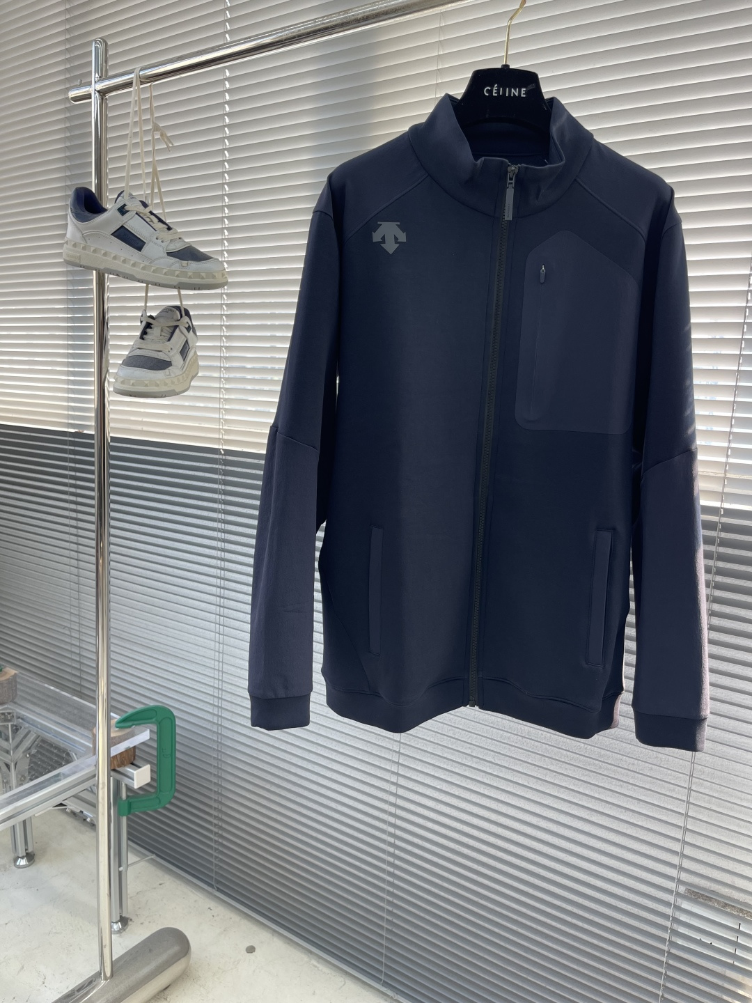 -迪桑特 25fw男士秋季夹克外套，以专业户外机能设计融合都市穿搭美学，成为秋日必备单品。面料采用斐乐棉