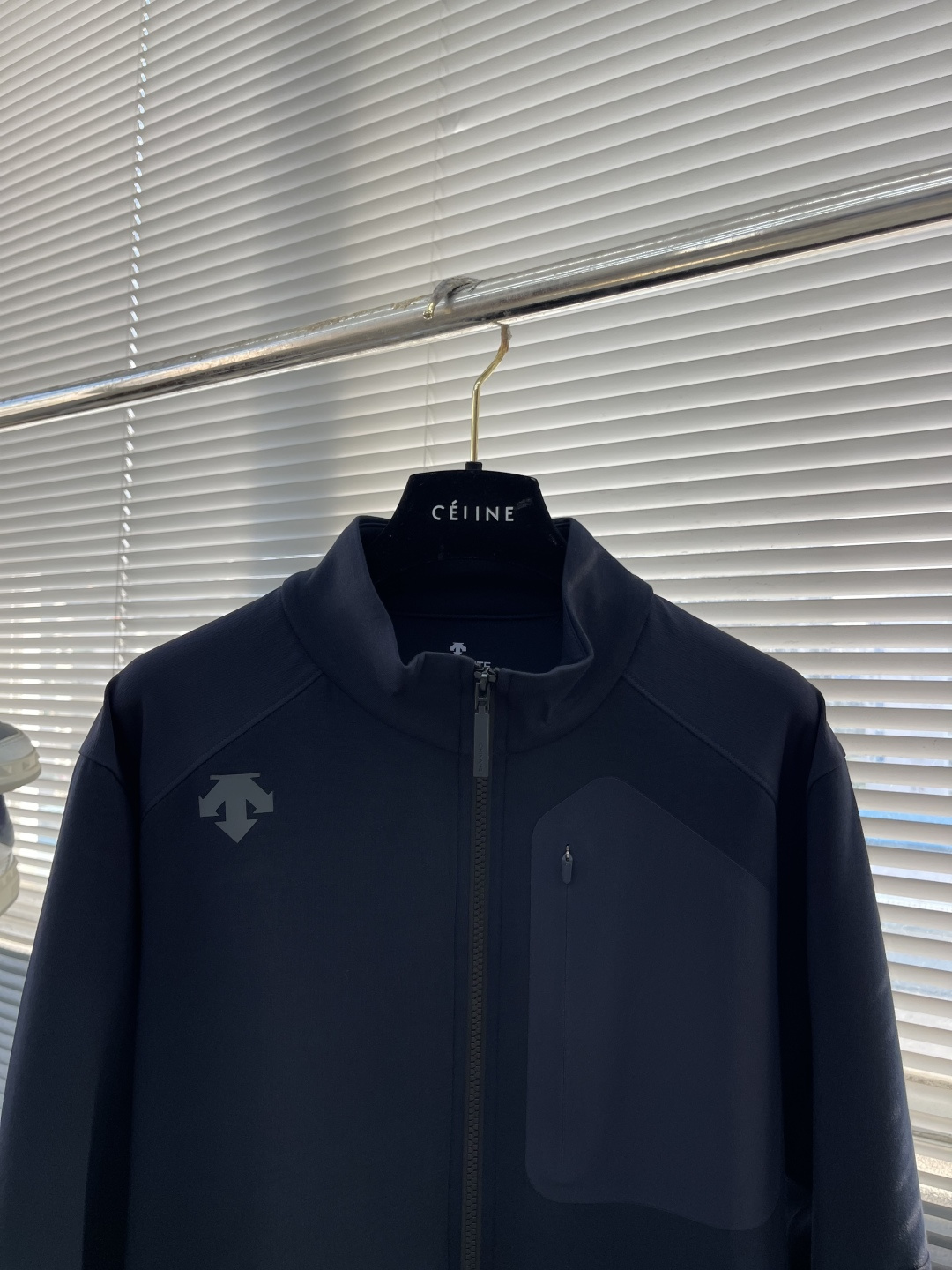 -迪桑特 25fw男士秋季夹克外套，以专业户外机能设计融合都市穿搭美学，成为秋日必备单品。面料采用斐乐棉