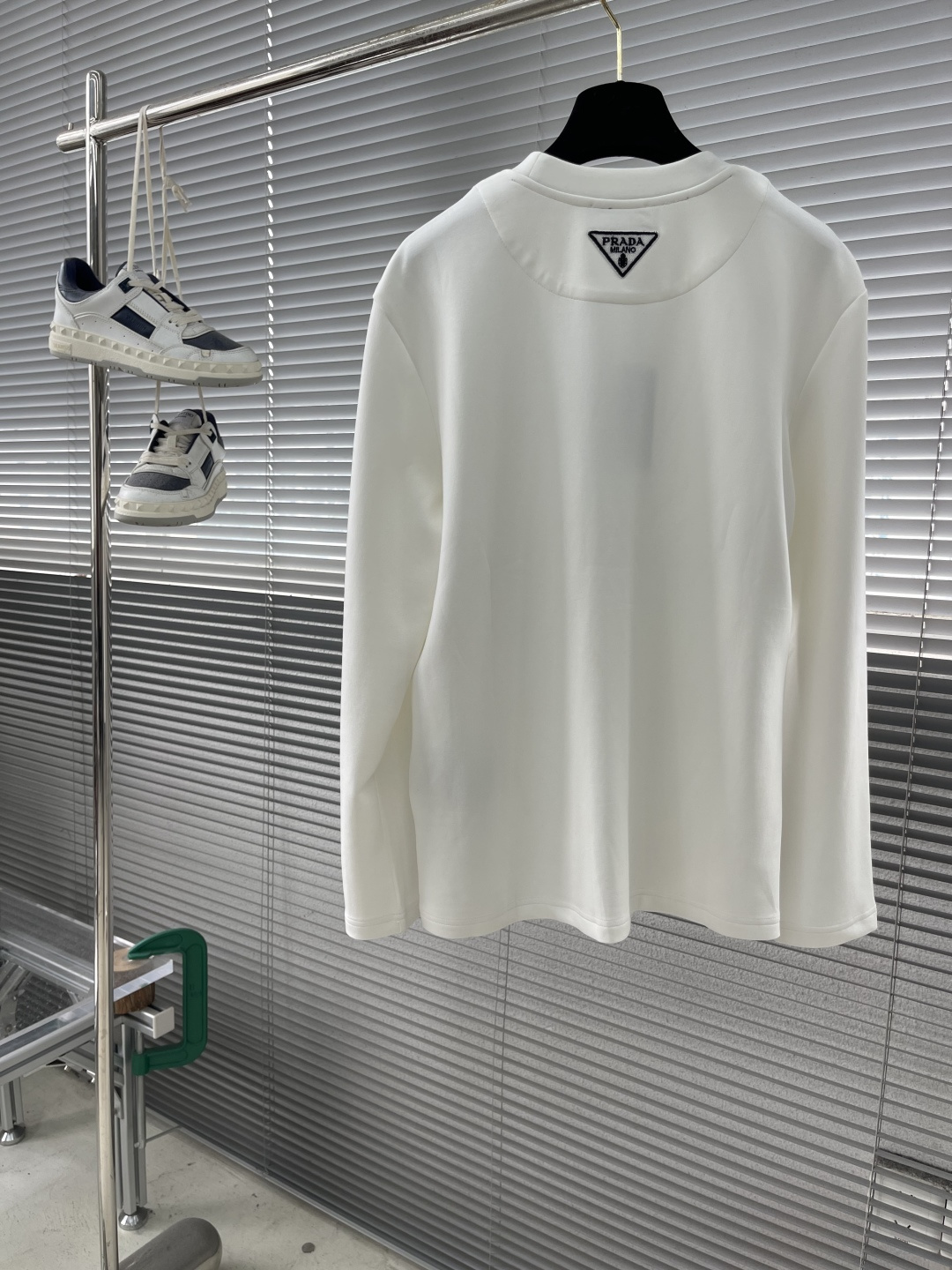 -PRAD 2025秋冬新款时尚休闲打底衫长袖T恤。精选进口高密度双面拉架棉面料，精致原版logo打造，