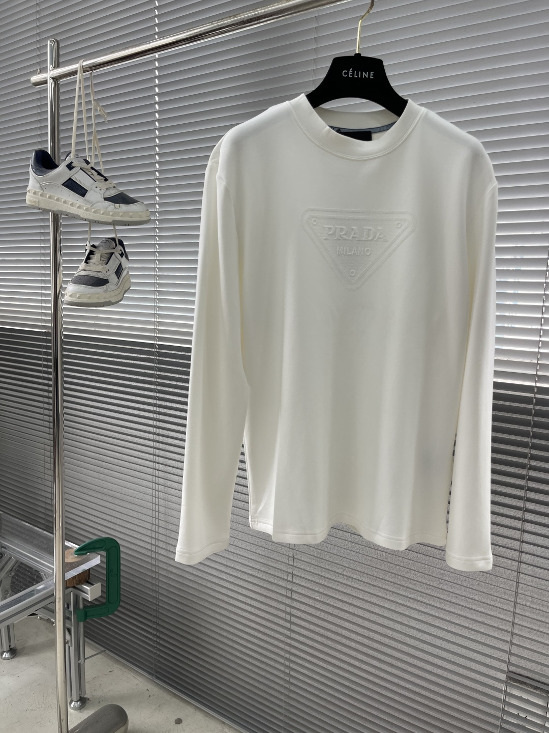 -PRAD 2025秋冬新款时尚休闲打底衫长袖T恤。精选进口高密度双面拉架棉面料，精致原版logo打造，