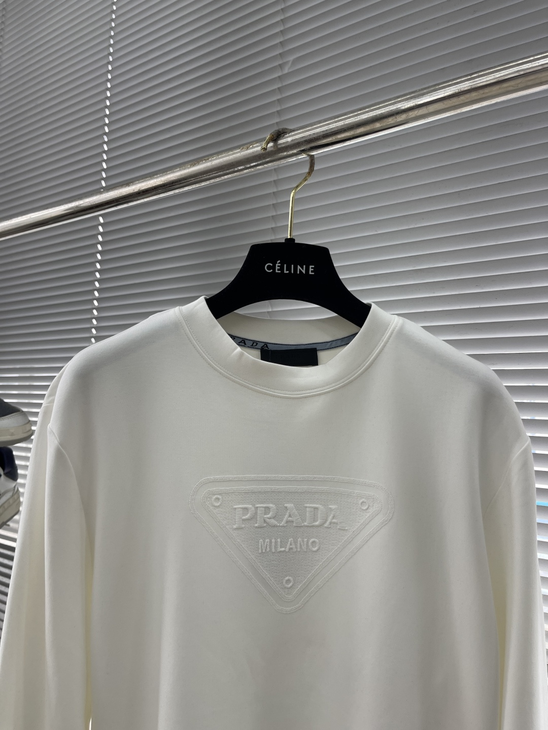 -PRAD 2025秋冬新款时尚休闲打底衫长袖T恤。精选进口高密度双面拉架棉面料，精致原版logo打造，