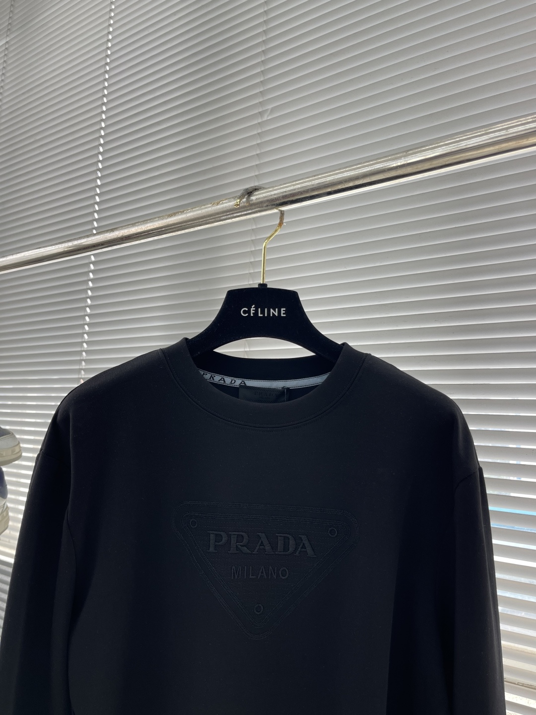 -PRAD 2025秋冬新款时尚休闲打底衫长袖T恤。精选进口高密度双面拉架棉面料，精致原版logo打造，
