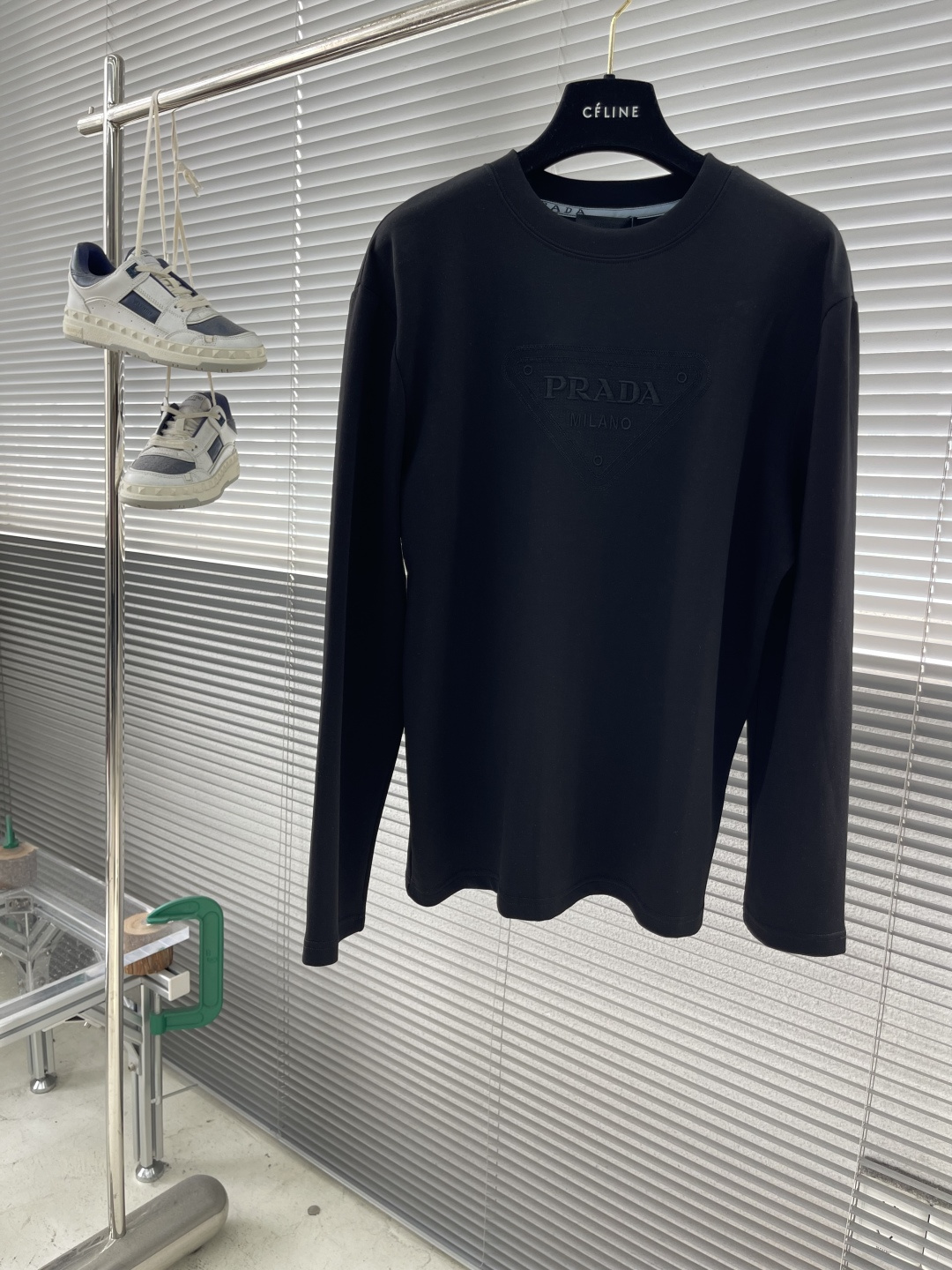 -PRAD 2025秋冬新款时尚休闲打底衫长袖T恤。精选进口高密度双面拉架棉面料，精致原版logo打造，