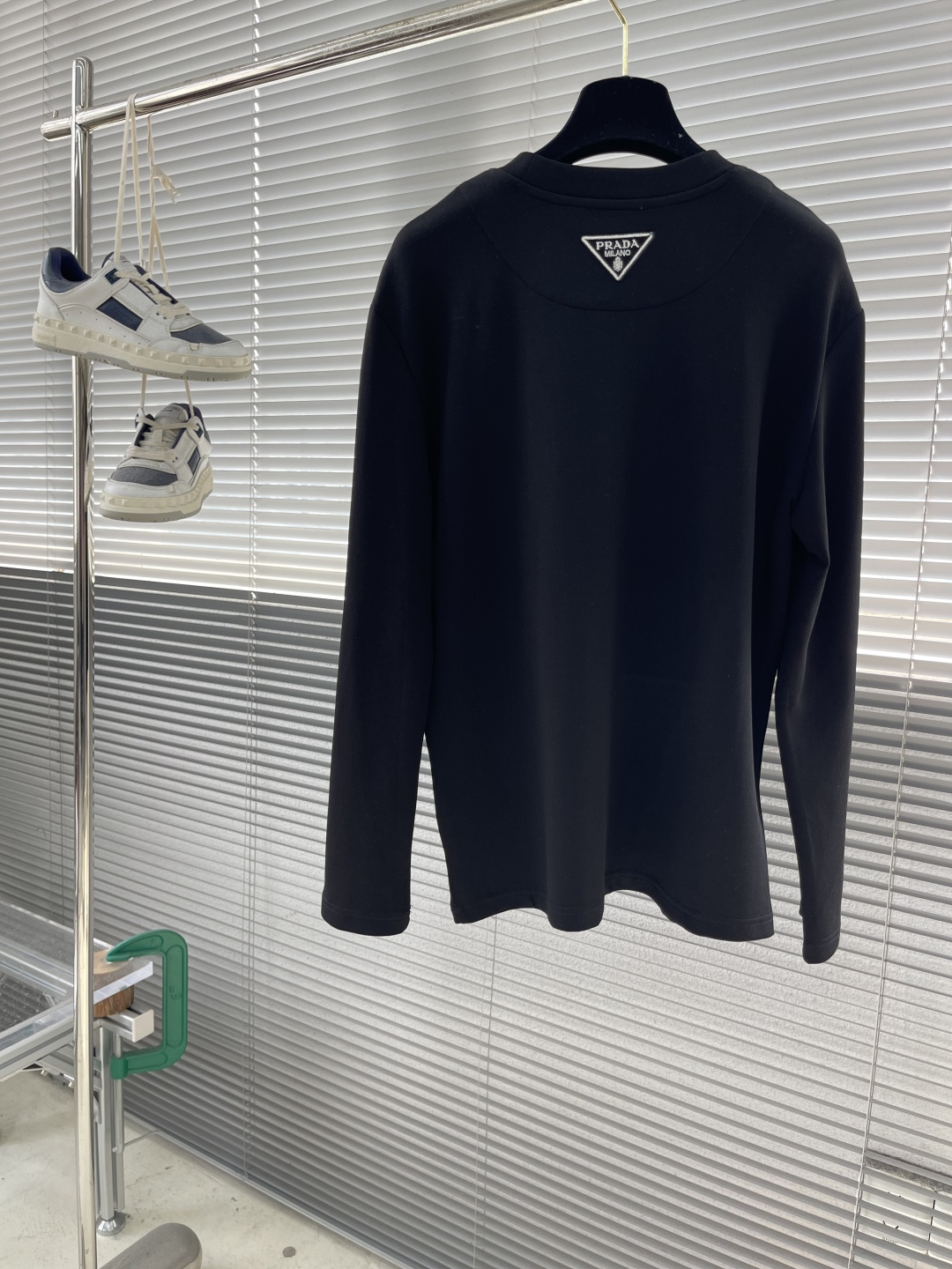-PRAD 2025秋冬新款时尚休闲打底衫长袖T恤。精选进口高密度双面拉架棉面料，精致原版logo打造，