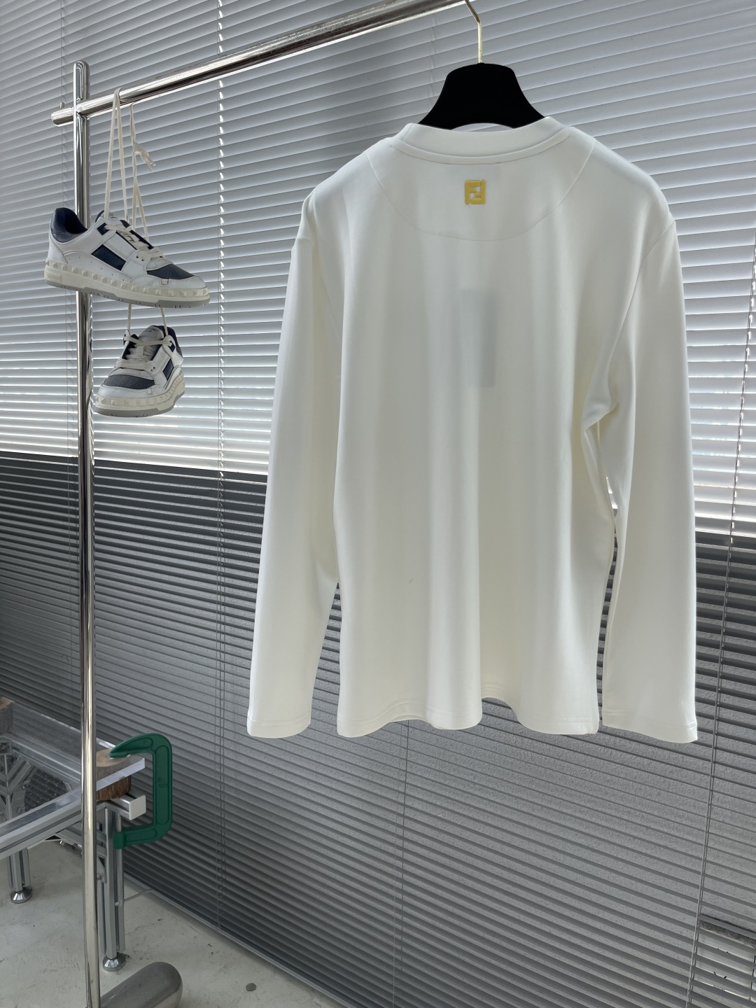 -FEND 2025秋冬新款时尚休闲打底衫长袖T恤精选进口高密度双面拉架棉面料，精致原版logo打造，舒