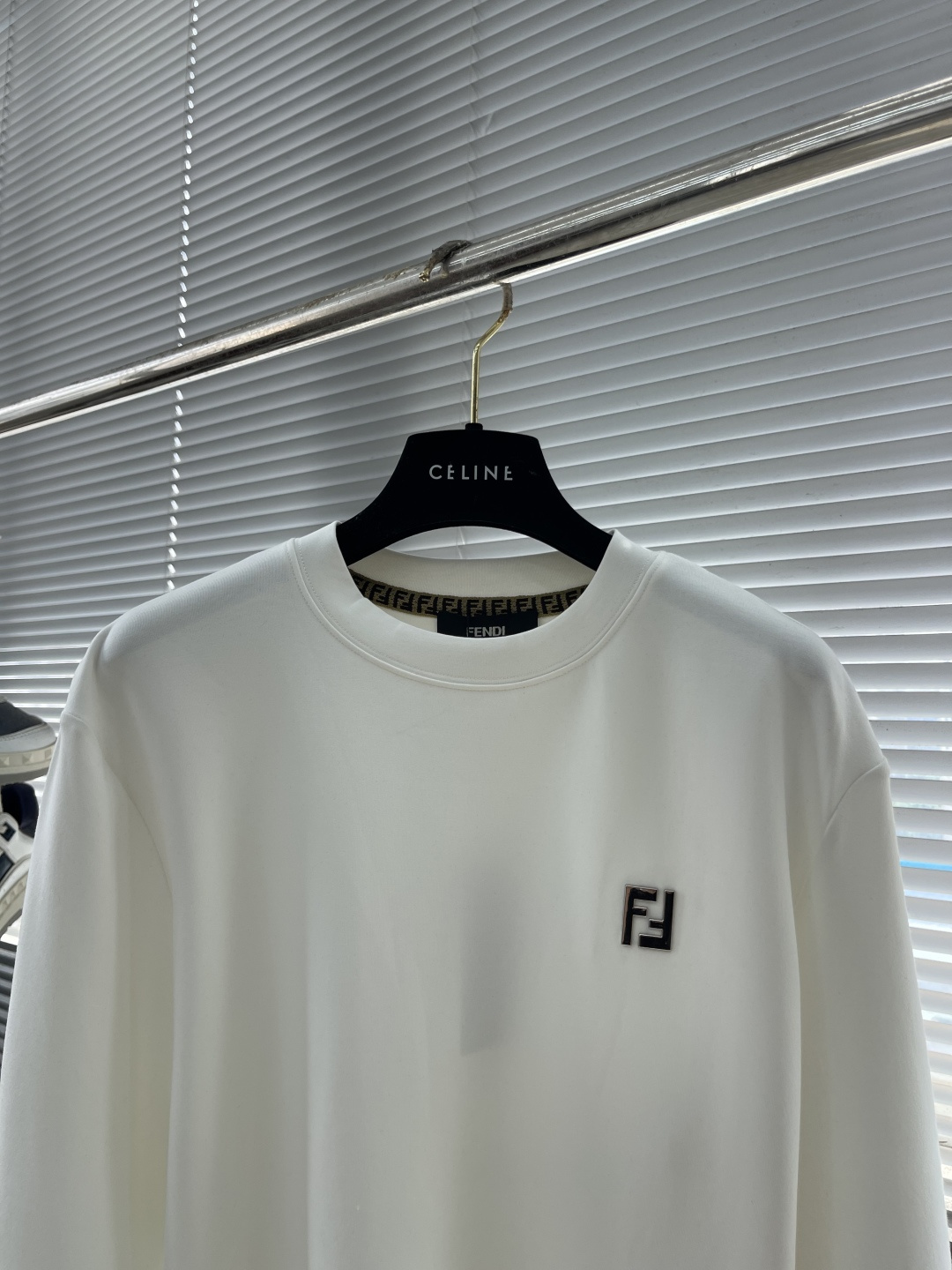 -FEND 2025秋冬新款时尚休闲打底衫长袖T恤精选进口高密度双面拉架棉面料，精致原版logo打造，舒