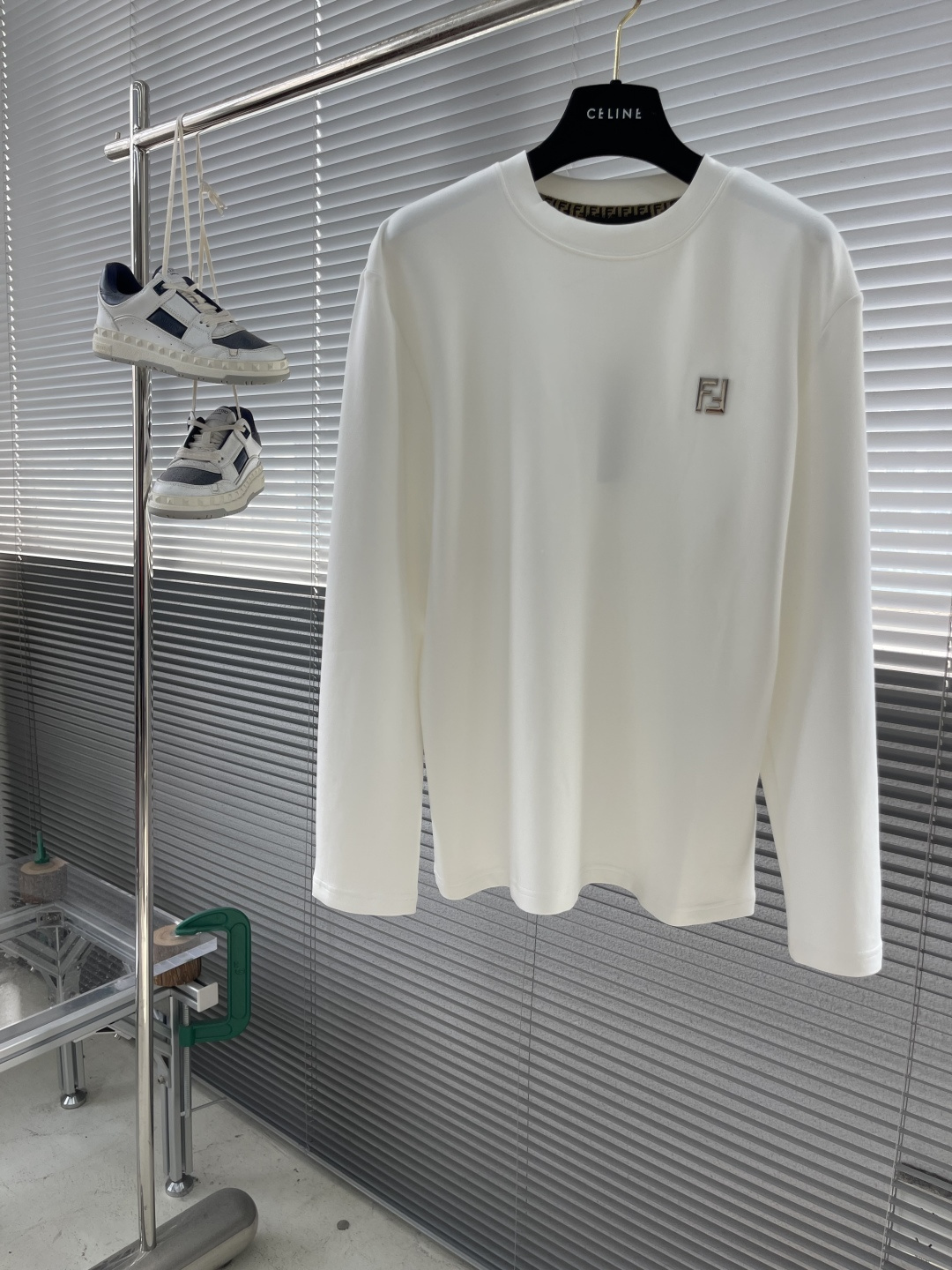 -FEND 2025秋冬新款时尚休闲打底衫长袖T恤精选进口高密度双面拉架棉面料，精致原版logo打造，舒