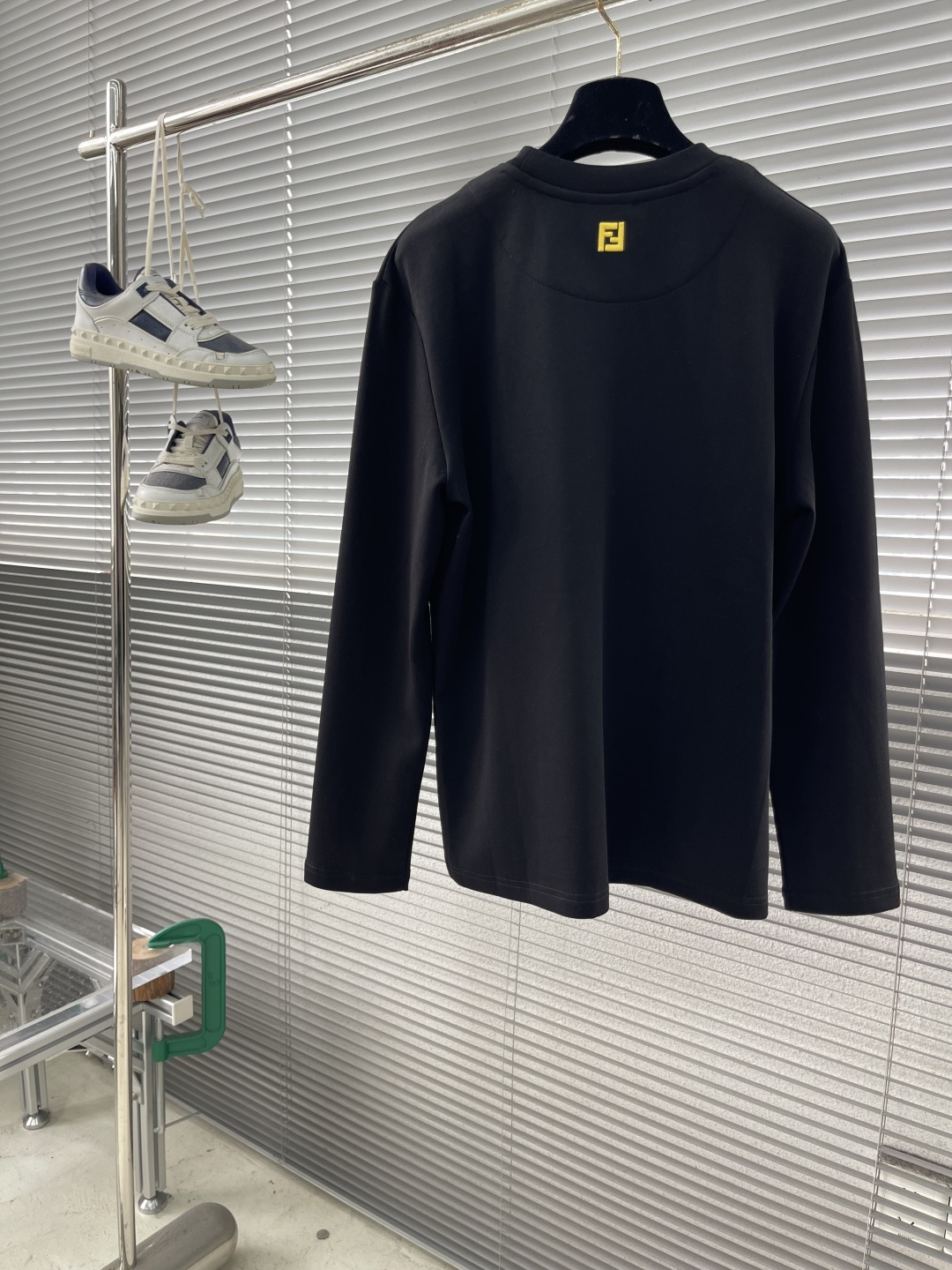 -FEND 2025秋冬新款时尚休闲打底衫长袖T恤精选进口高密度双面拉架棉面料，精致原版logo打造，舒