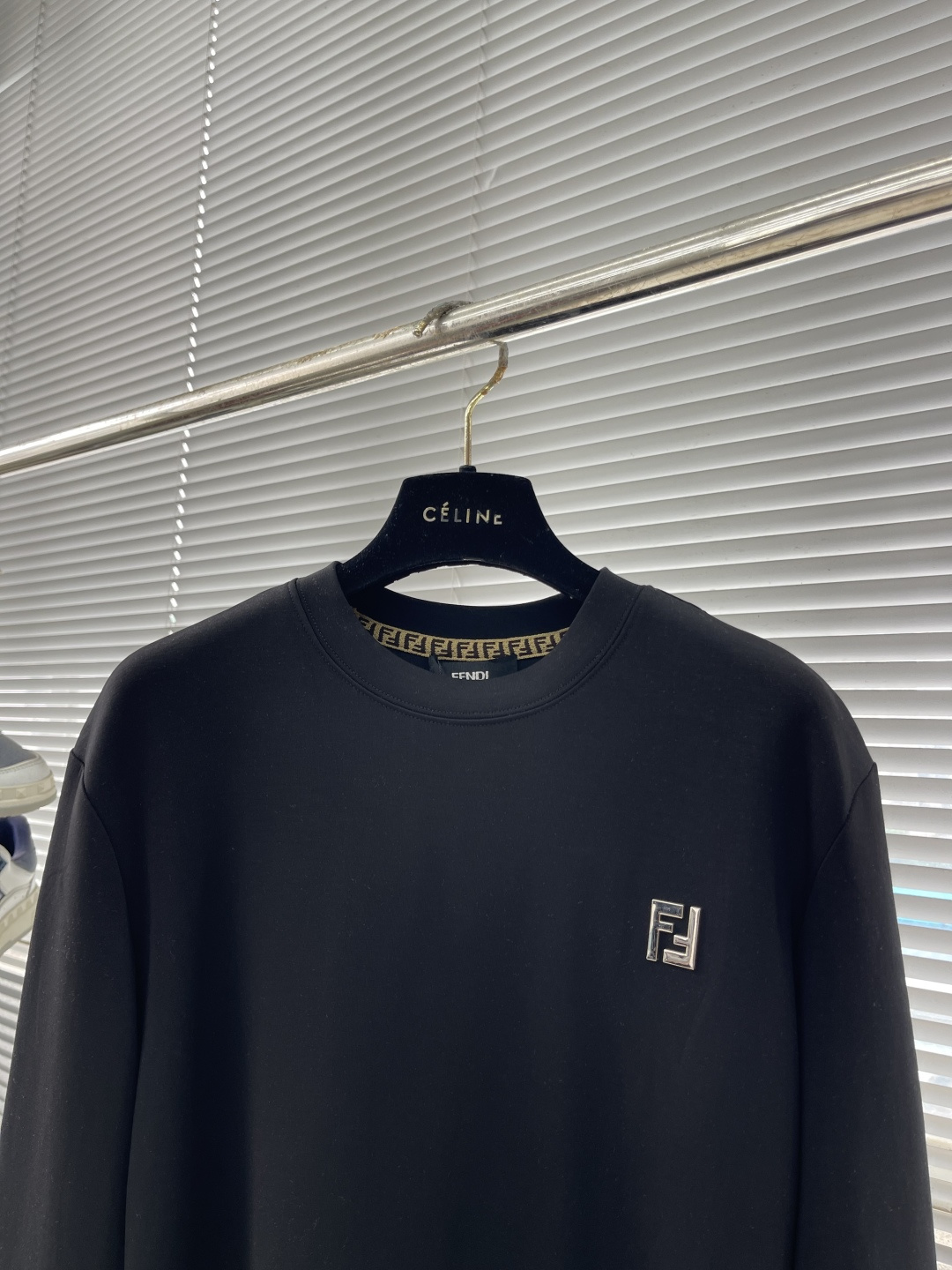 -FEND 2025秋冬新款时尚休闲打底衫长袖T恤精选进口高密度双面拉架棉面料，精致原版logo打造，舒