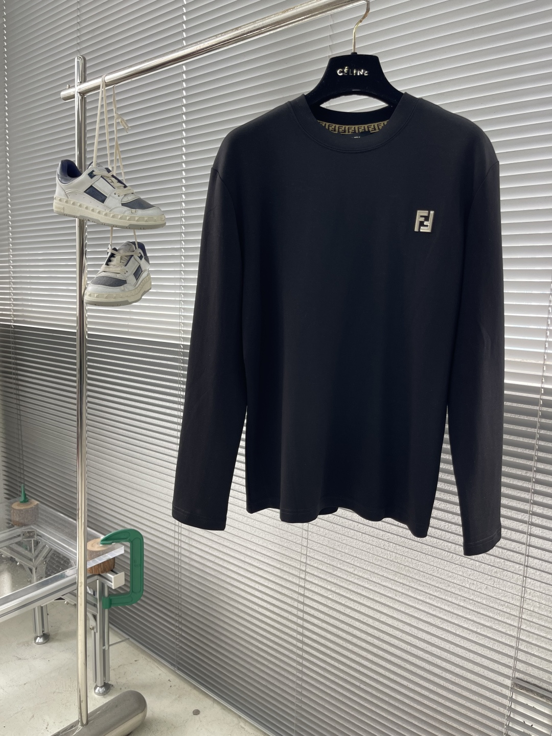 -FEND 2025秋冬新款时尚休闲打底衫长袖T恤精选进口高密度双面拉架棉面料，精致原版logo打造，舒