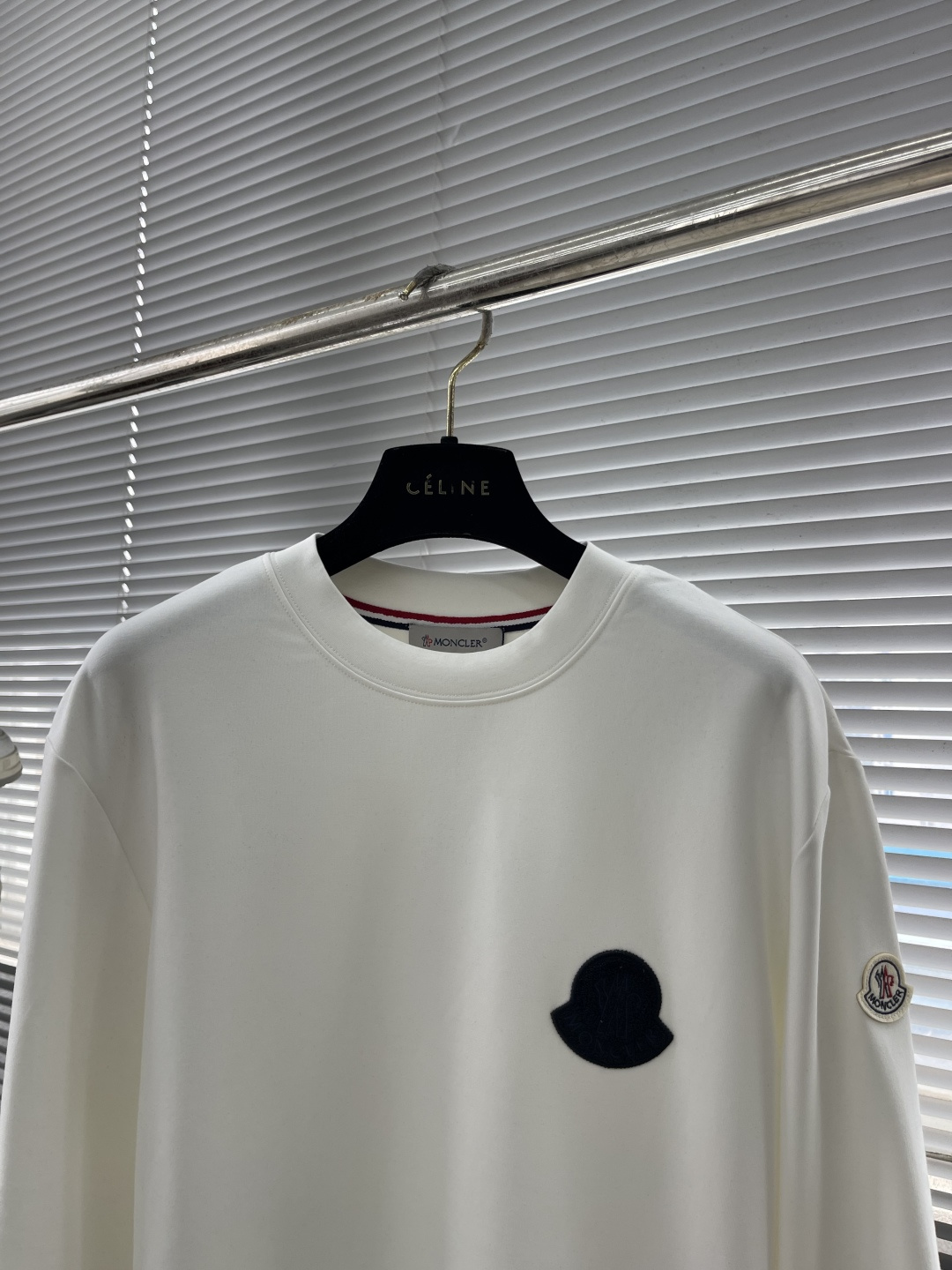 -mon 2025秋冬新款时尚休闲打底衫长袖T恤。精选进口高密度双面拉架棉面料，精致原版logo打造，舒