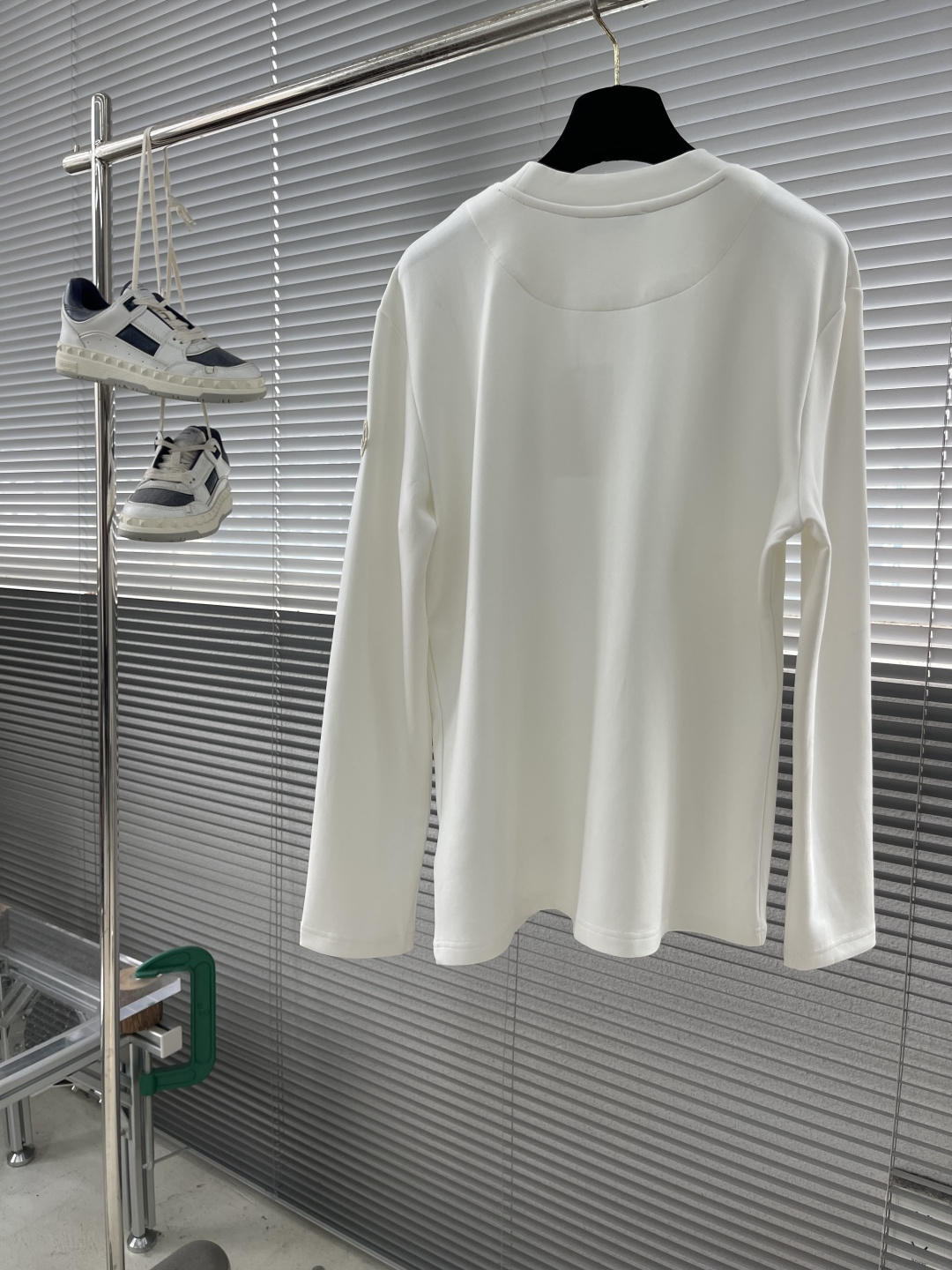 -mon 2025秋冬新款时尚休闲打底衫长袖T恤。精选进口高密度双面拉架棉面料，精致原版logo打造，舒