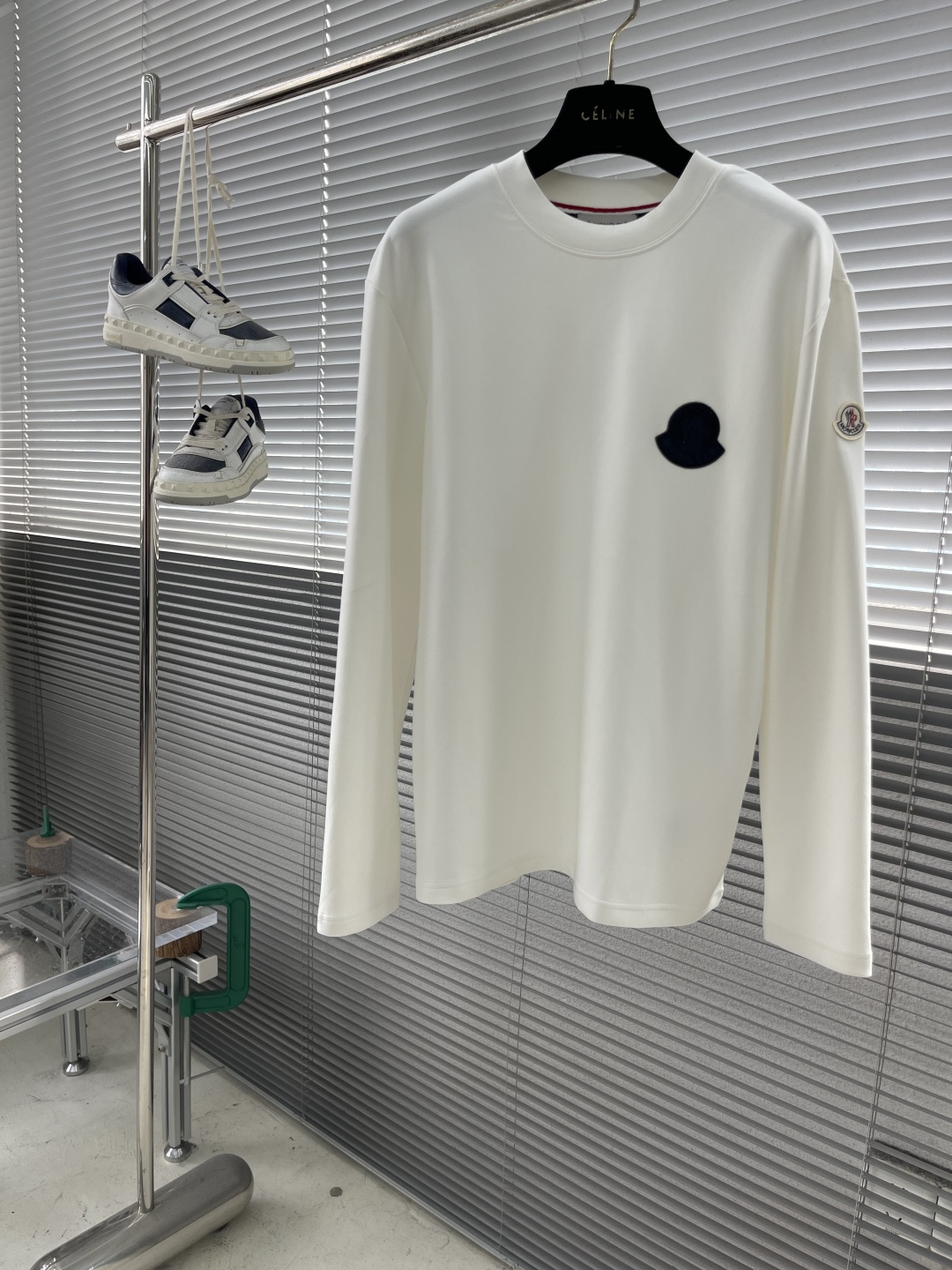 -mon 2025秋冬新款时尚休闲打底衫长袖T恤。精选进口高密度双面拉架棉面料，精致原版logo打造，舒