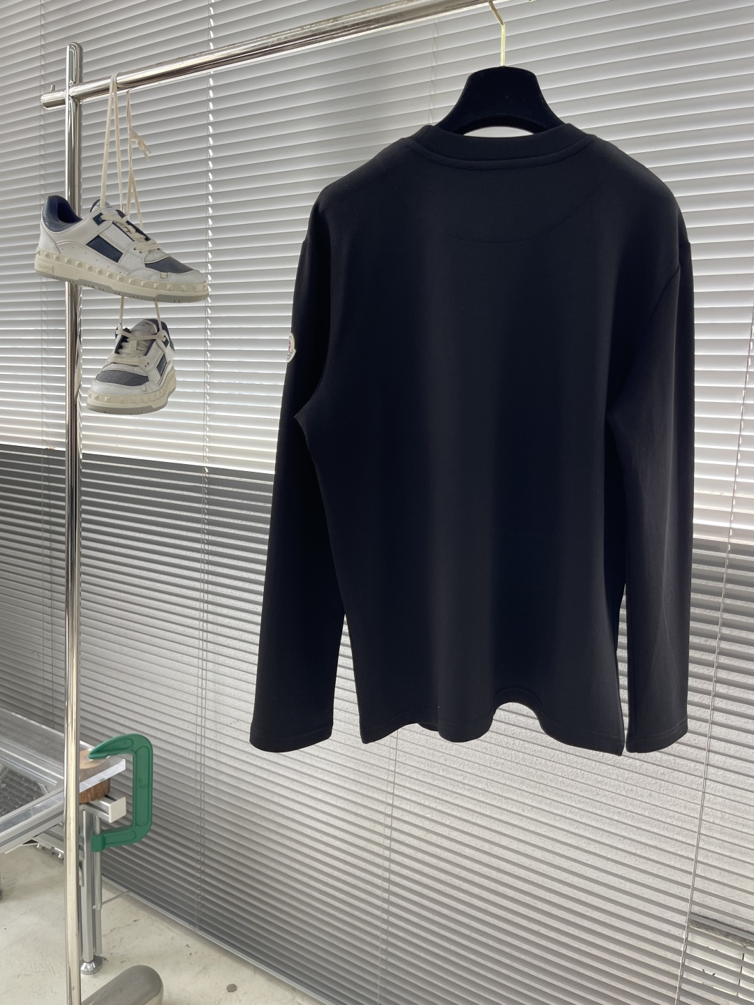 -mon 2025秋冬新款时尚休闲打底衫长袖T恤。精选进口高密度双面拉架棉面料，精致原版logo打造，舒