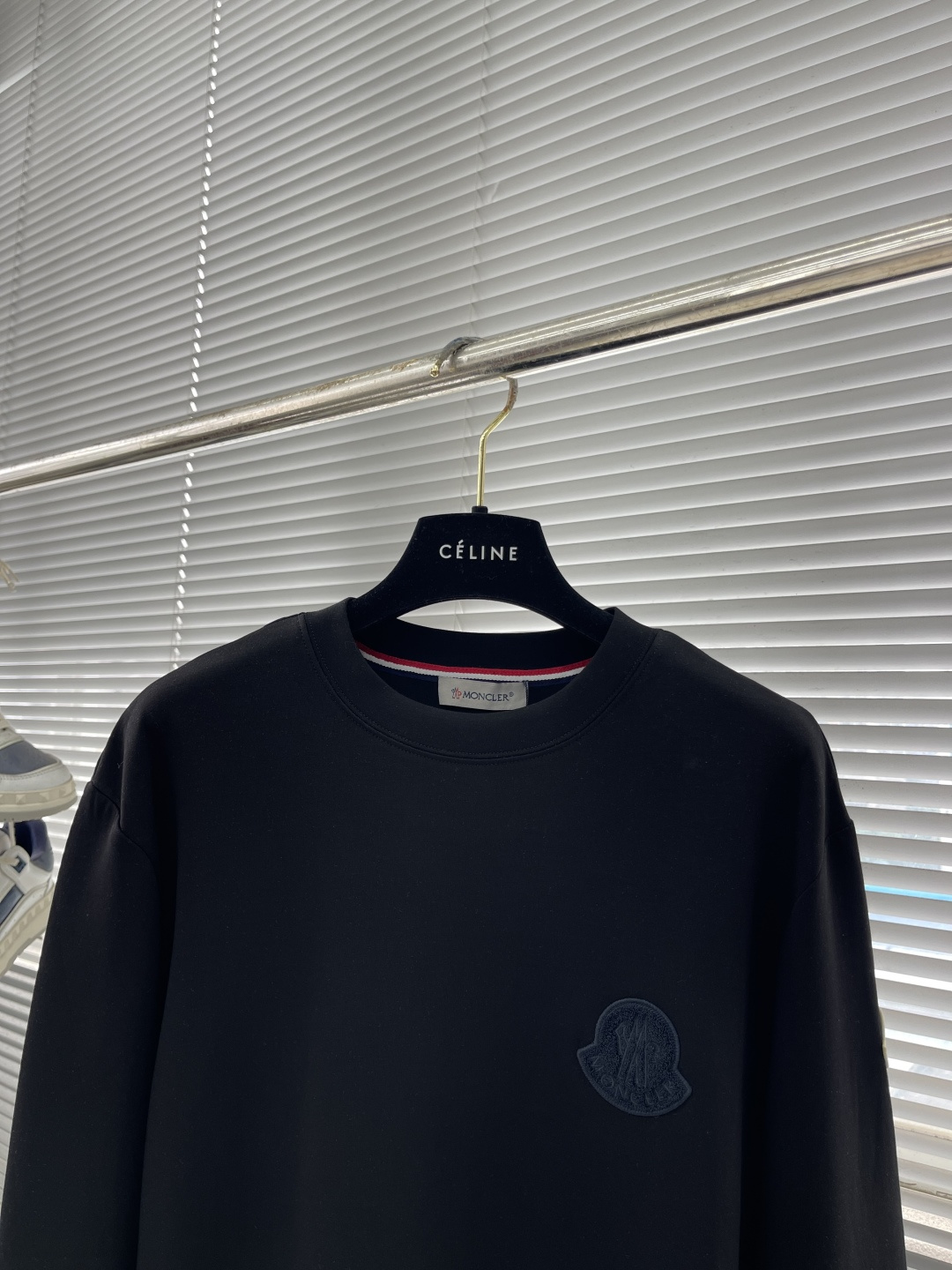 -mon 2025秋冬新款时尚休闲打底衫长袖T恤。精选进口高密度双面拉架棉面料，精致原版logo打造，舒