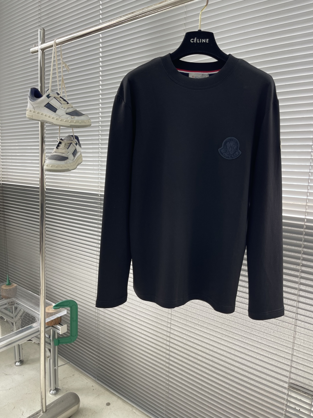 -mon 2025秋冬新款时尚休闲打底衫长袖T恤。精选进口高密度双面拉架棉面料，精致原版logo打造，舒