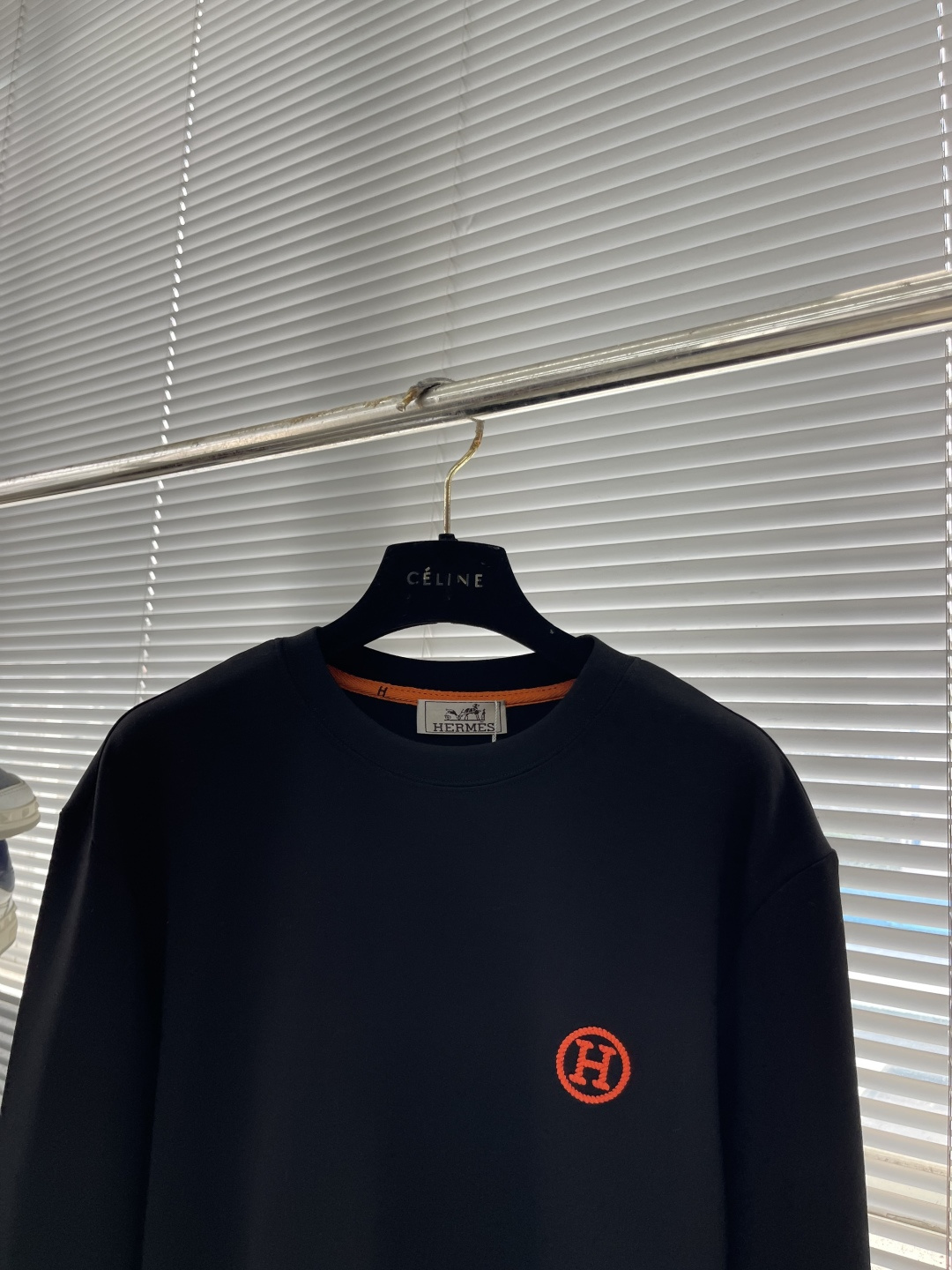 -Herme 2025秋冬新款时尚休闲打底衫长袖T恤精选进口高密度双面拉架棉面料，精致原版logo打造，