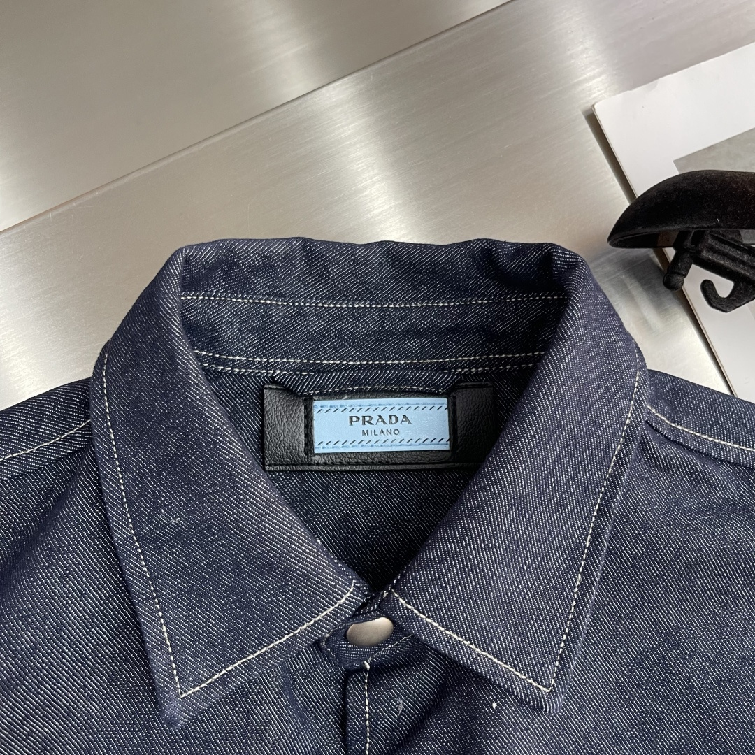 -PRAD 2025男士 秋季最新款纯色长袖三角标牛仔外套 简约到了极致就是经典！！版型实在太好了，上身