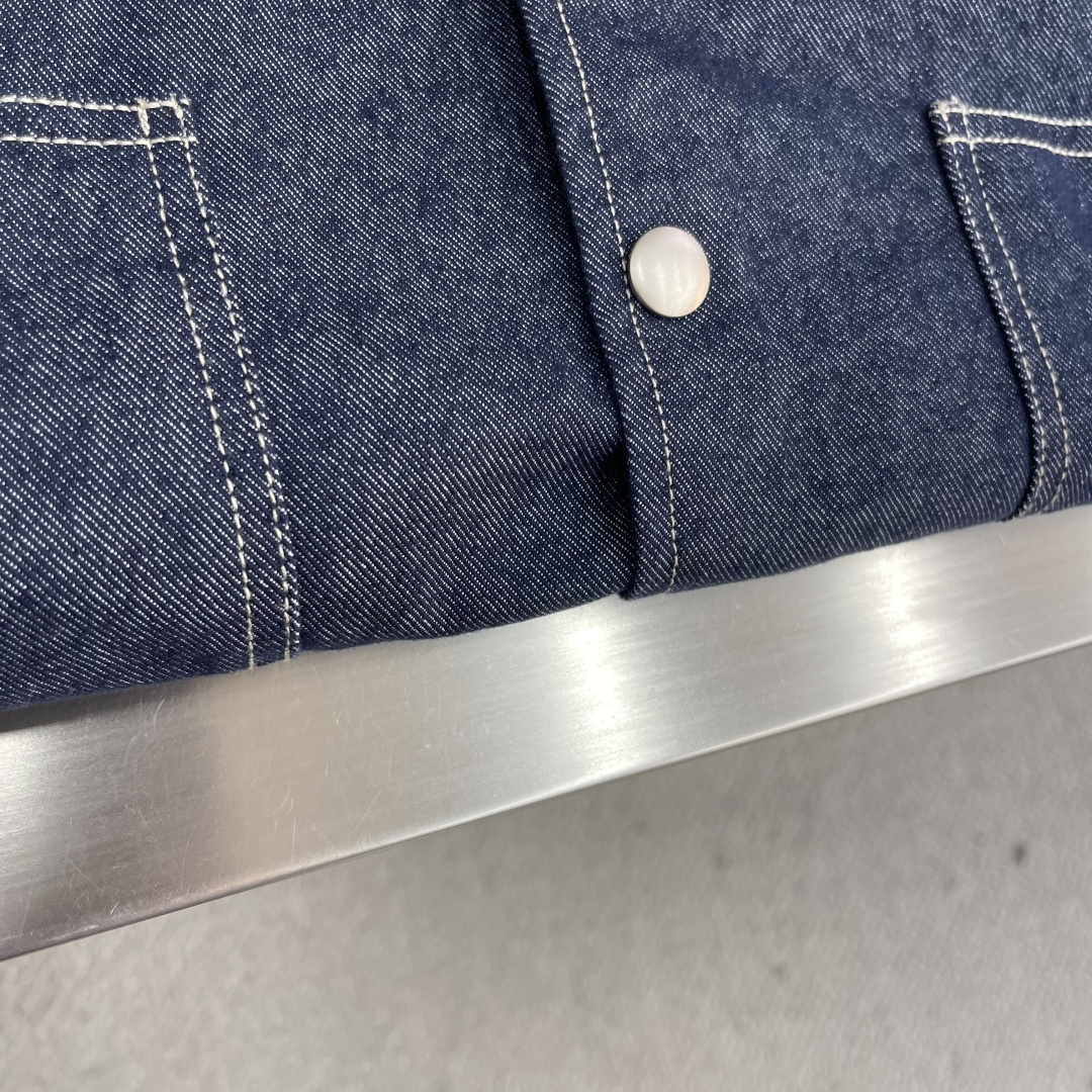 -PRAD 2025男士 秋季最新款纯色长袖三角标牛仔外套 简约到了极致就是经典！！版型实在太好了，上身