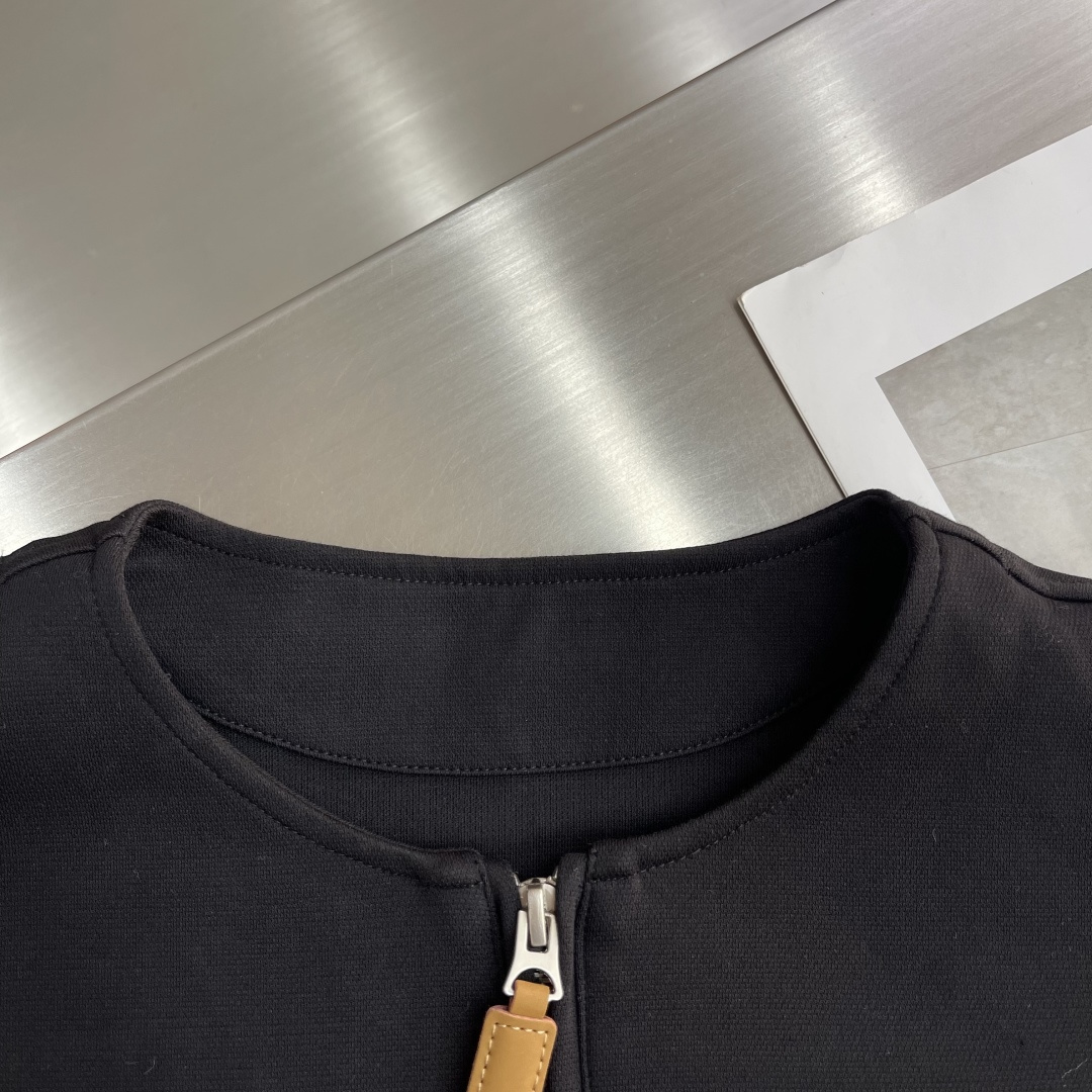 -LOEW 25fw新款秋冬打底卫衣，街头与户外的碰撞～～大家都知道这款卫衣采进口面料制成．采用进口专机