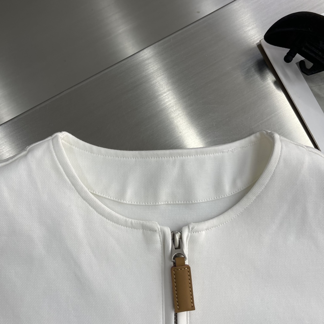 -LOEW 25fw新款秋冬打底卫衣，街头与户外的碰撞～～大家都知道这款卫衣采进口面料制成．采用进口专机