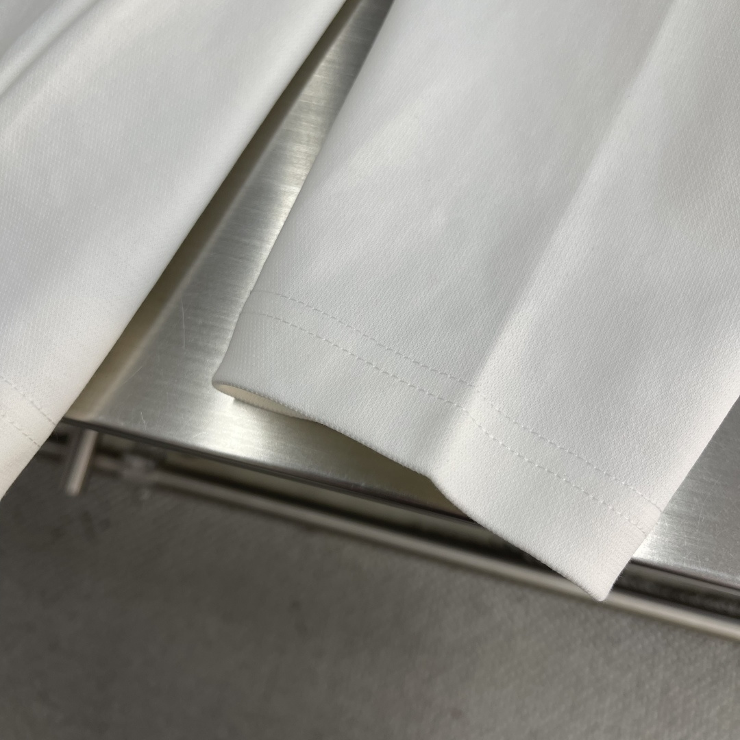 -LOEW 25fw新款秋冬打底卫衣，街头与户外的碰撞～～大家都知道这款卫衣采进口面料制成．采用进口专机