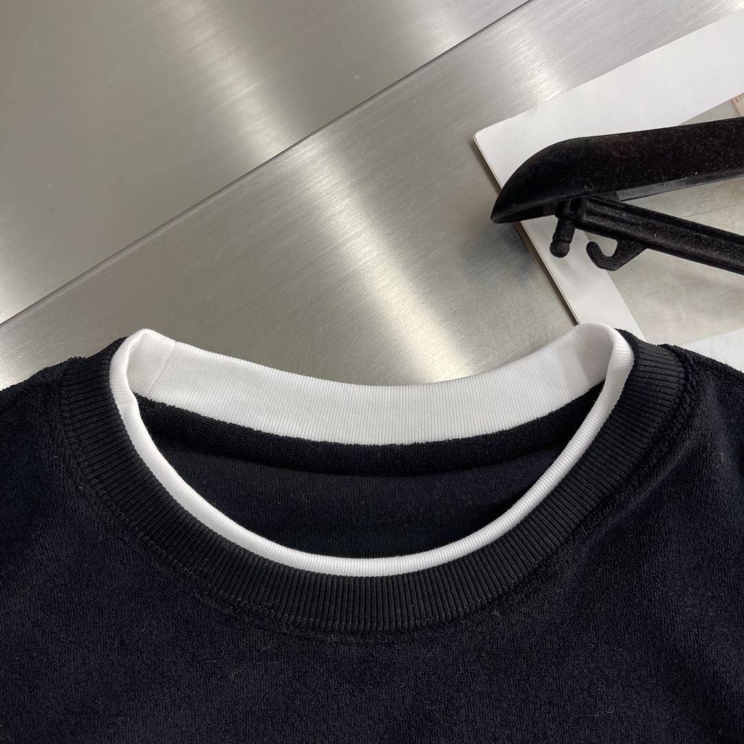 -CH 克罗心 新款秋冬打底卫衣，街头与户外的碰撞～～大家都知道这款长袖采进口面料制成．采用进口专机立体