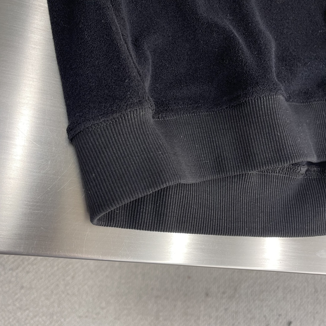 -CH 克罗心 新款秋冬打底卫衣，街头与户外的碰撞～～大家都知道这款长袖采进口面料制成．采用进口专机立体