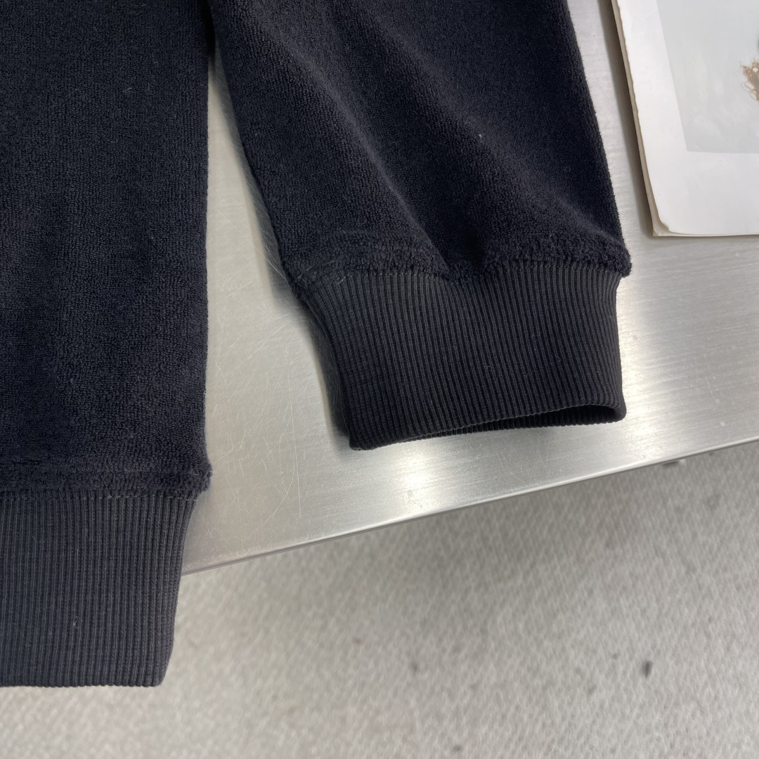 -CH 克罗心 新款秋冬打底卫衣，街头与户外的碰撞～～大家都知道这款长袖采进口面料制成．采用进口专机立体