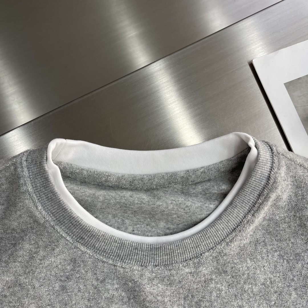 -CH 克罗心 新款秋冬打底卫衣，街头与户外的碰撞～～大家都知道这款长袖采进口面料制成．采用进口专机立体