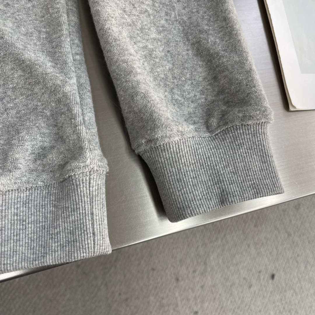 -CH 克罗心 新款秋冬打底卫衣，街头与户外的碰撞～～大家都知道这款长袖采进口面料制成．采用进口专机立体