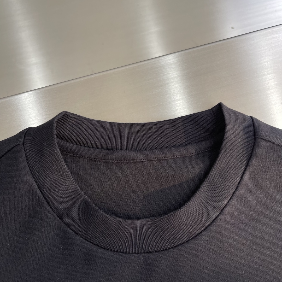 -Dio 2025秋冬系列休闲长袖T恤码数：M-5XL 微阔版型潮流罗马磨毛。面料表面刷毛做磨毛工艺与特