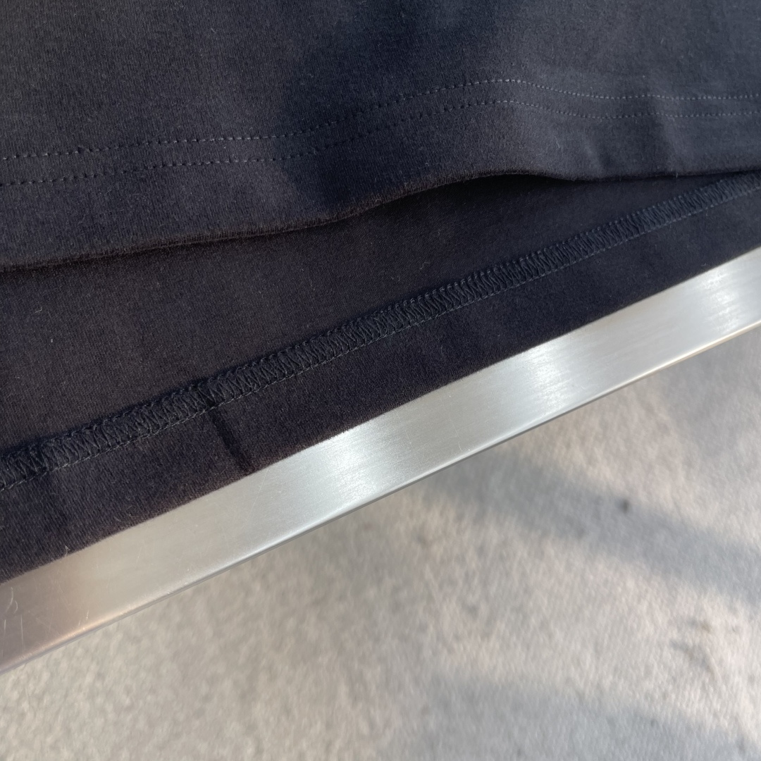 -FEND 2025秋冬系列长袖打底T码数：M-5XL 常规版型抗菌保暖棉。面料布面细腻，延展性强，光泽