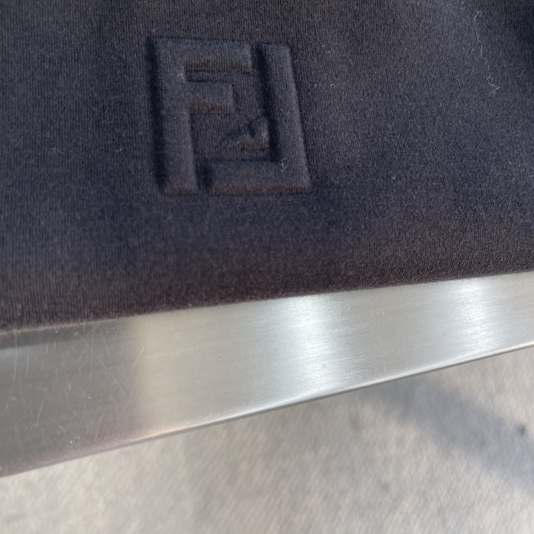 -FEND 2025秋冬系列长袖打底T码数：M-5XL 常规版型抗菌保暖棉。面料布面细腻，延展性强，光泽